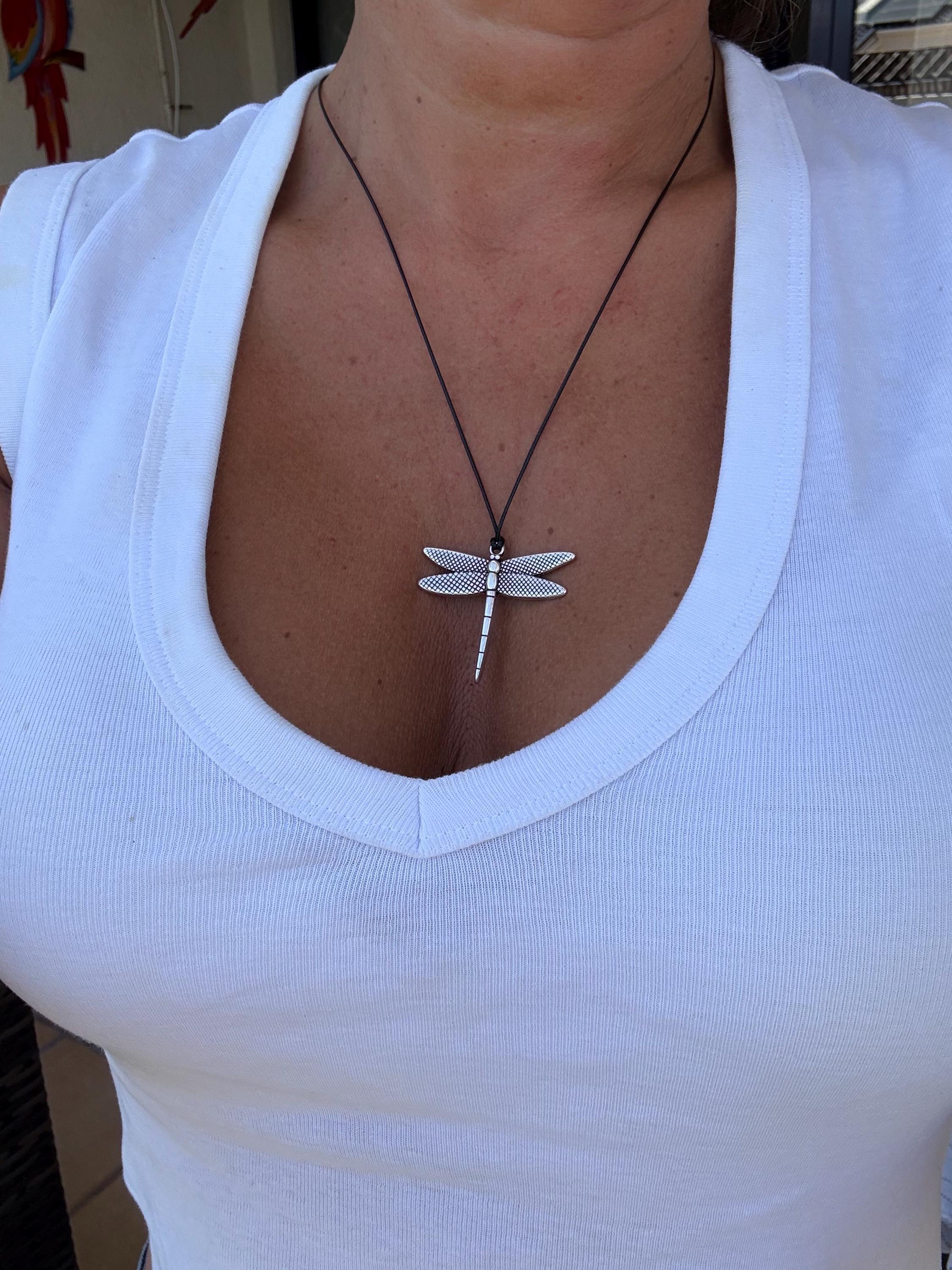 Minimalist snake cord necklace with dragonfly pendant – handmade in zamak with 10-micron silver plating – adjustable length, nature-inspired