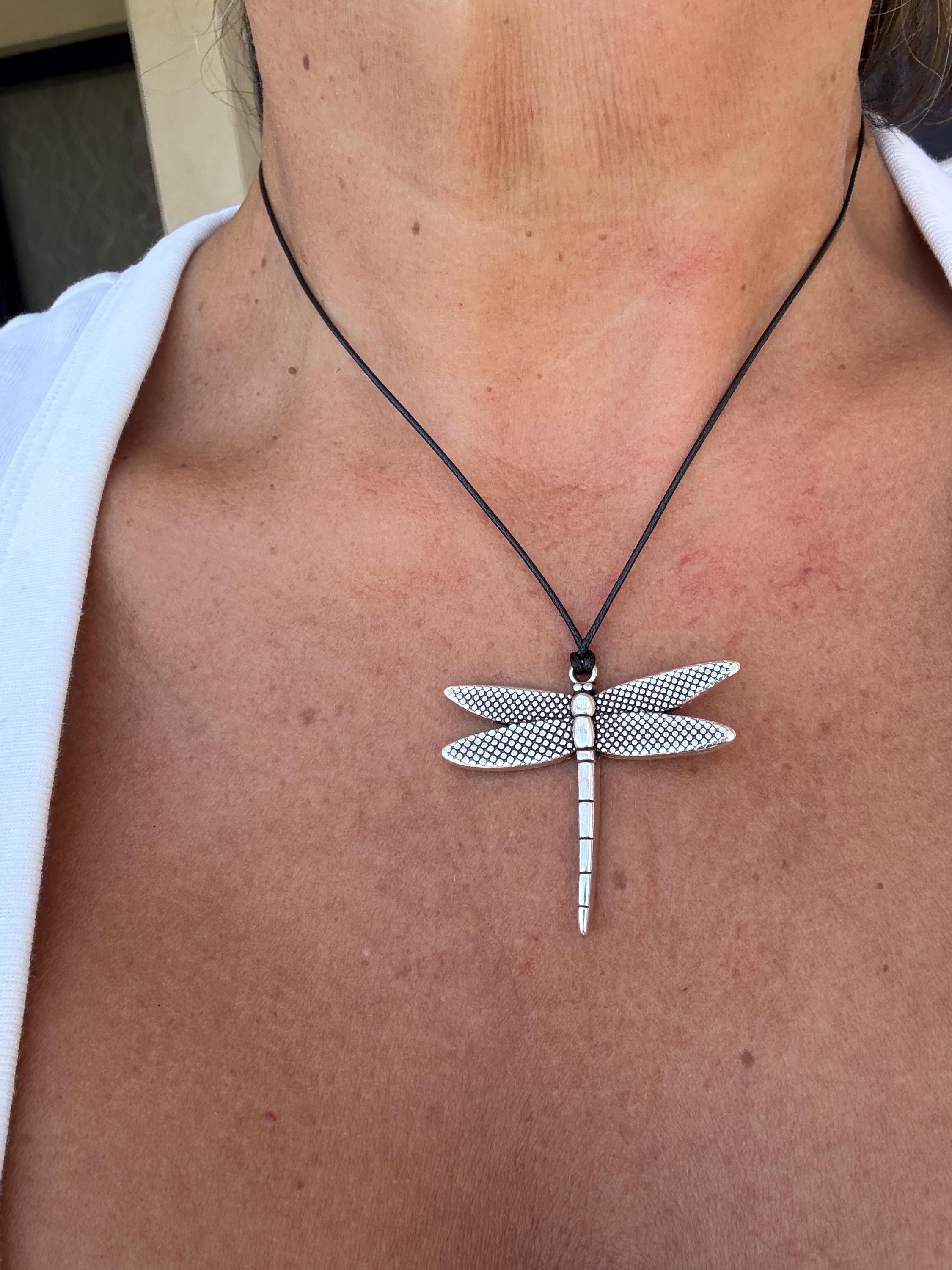 Minimalist snake cord necklace with dragonfly pendant – handmade in zamak with 10-micron silver plating – adjustable length, nature-inspired