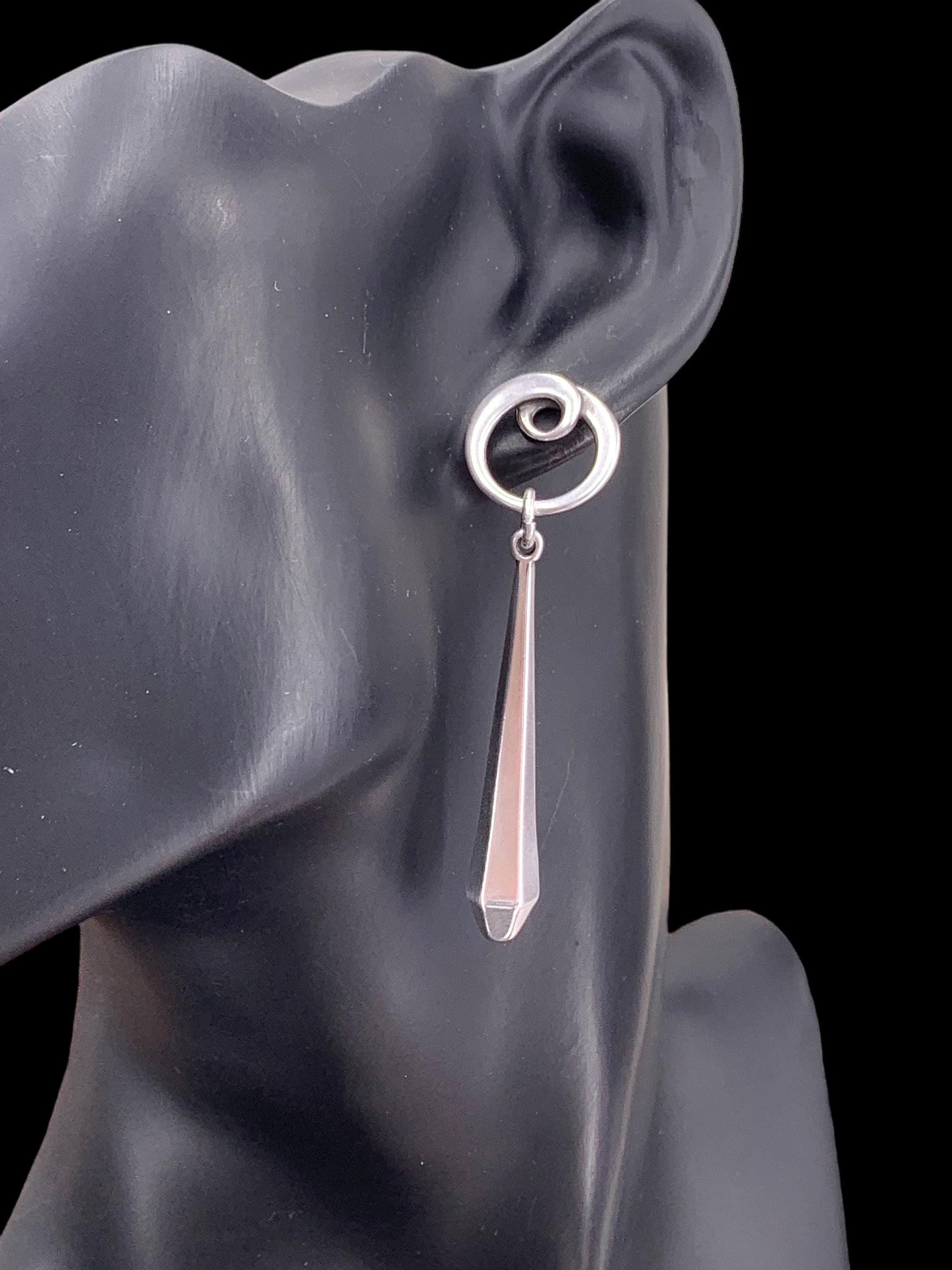 Silver geometric long drop earrings – spiral & faceted design – hypoallergenic – handmade kukuri jewelry