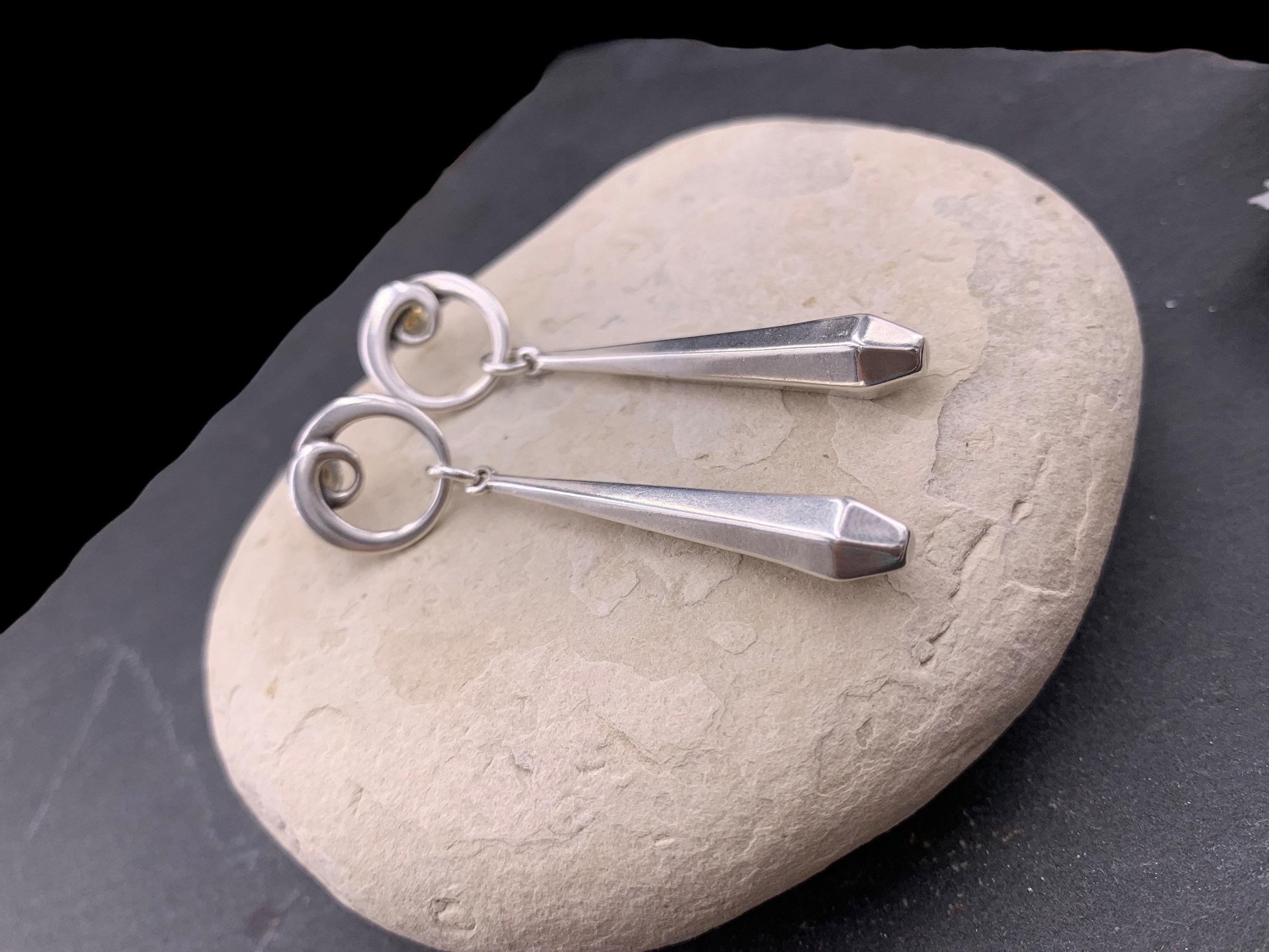 Silver geometric long drop earrings – spiral & faceted design – hypoallergenic – handmade kukuri jewelry