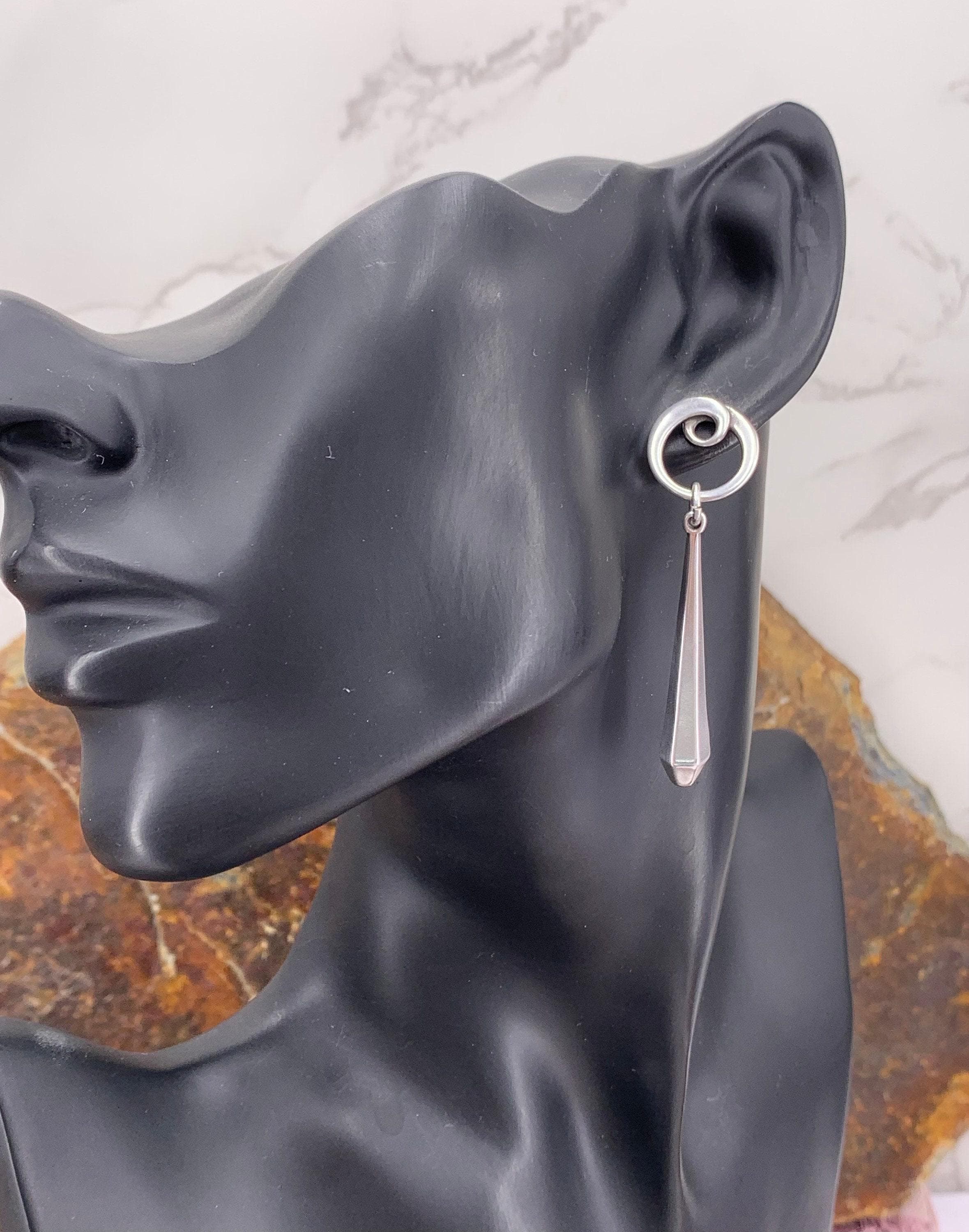 Silver geometric long drop earrings – spiral & faceted design – hypoallergenic – handmade kukuri jewelry