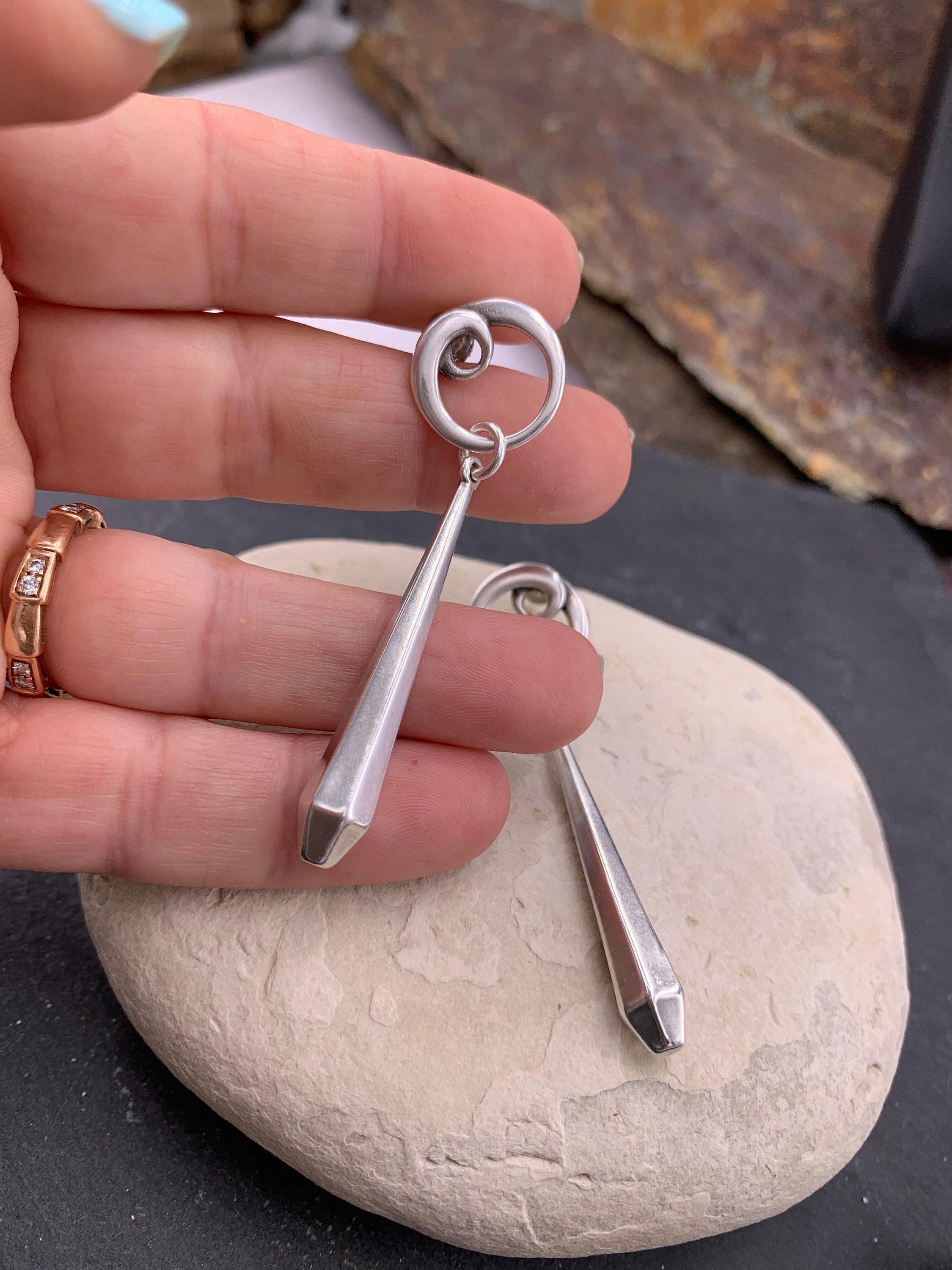 Silver geometric long drop earrings – spiral & faceted design – hypoallergenic – handmade kukuri jewelry