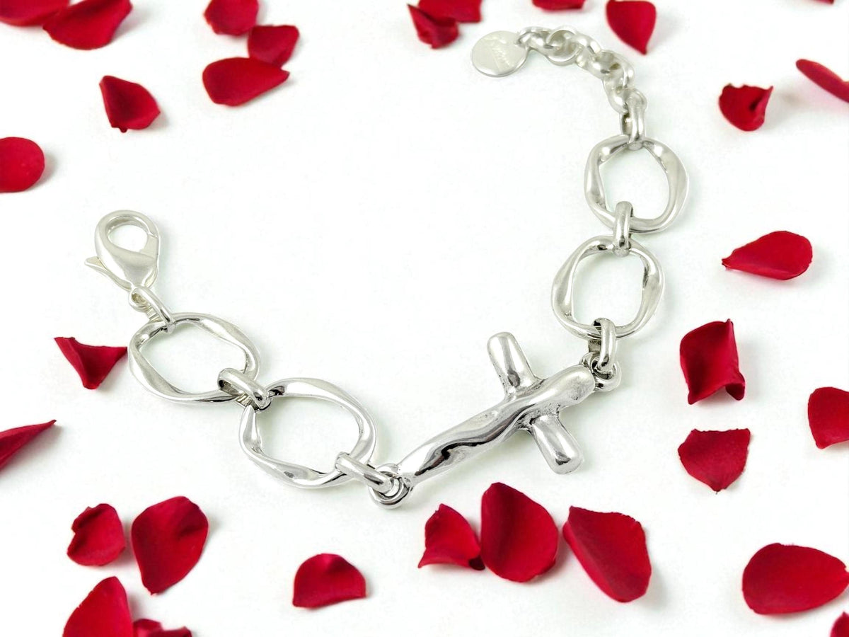 Chunky hammered cross bracelet in silver – bold round-link chain – adjustable fit – handmade by kukuri jewelry