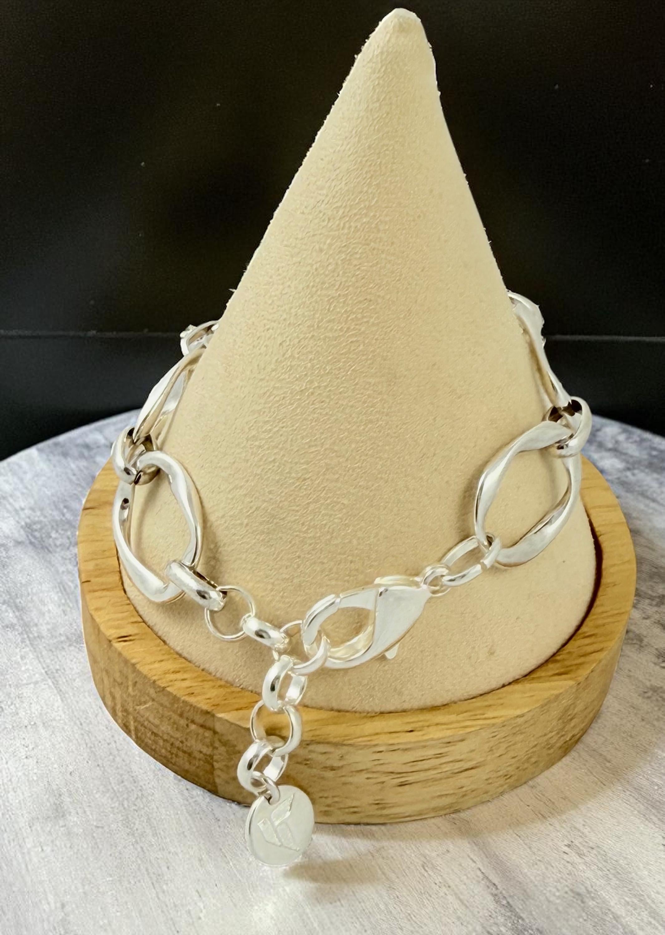 Chunky hammered cross bracelet in silver – bold round-link chain – adjustable fit – handmade by kukuri jewelry