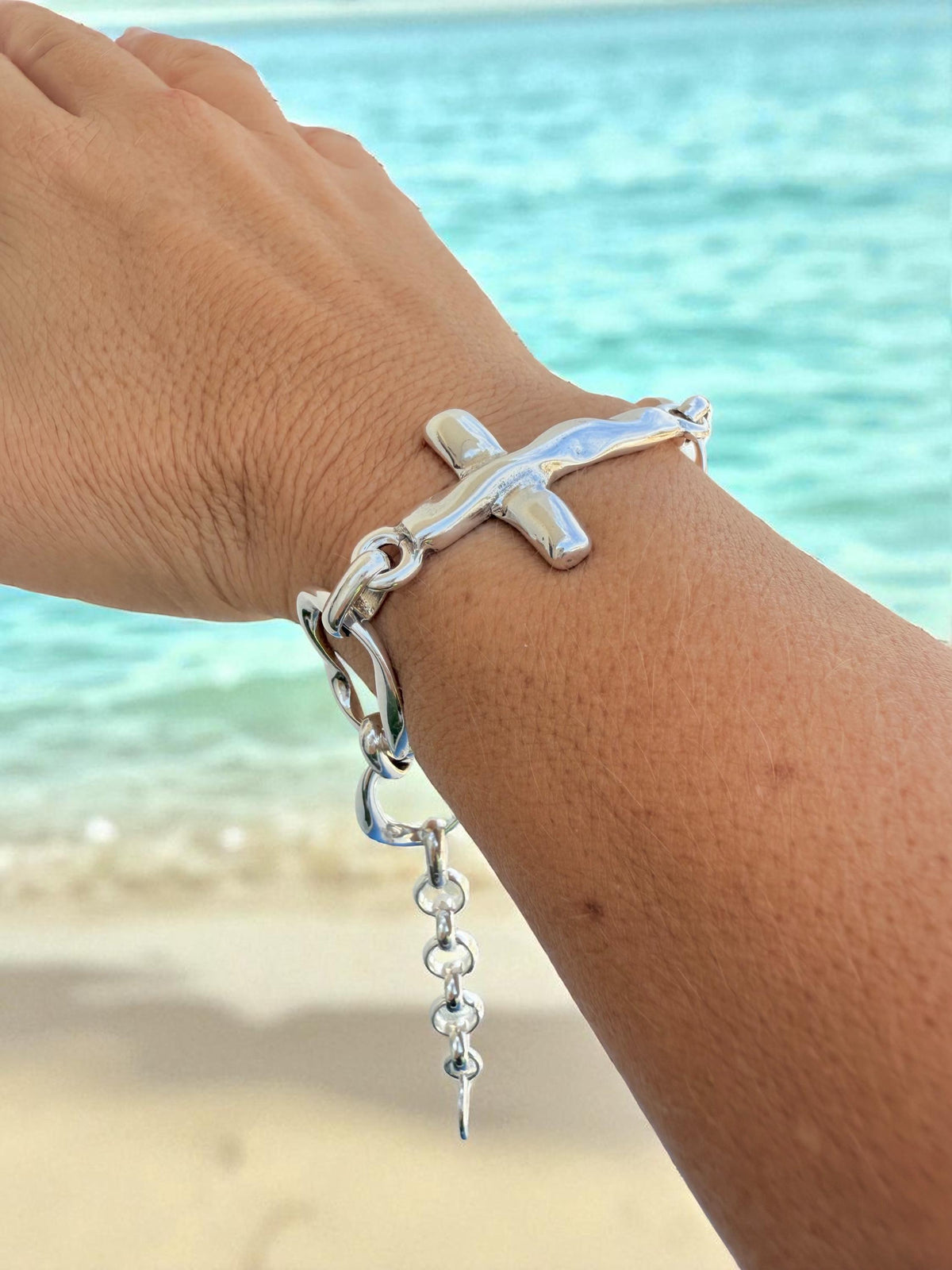 Chunky hammered cross bracelet in silver – bold round-link chain – adjustable fit – handmade by kukuri jewelry