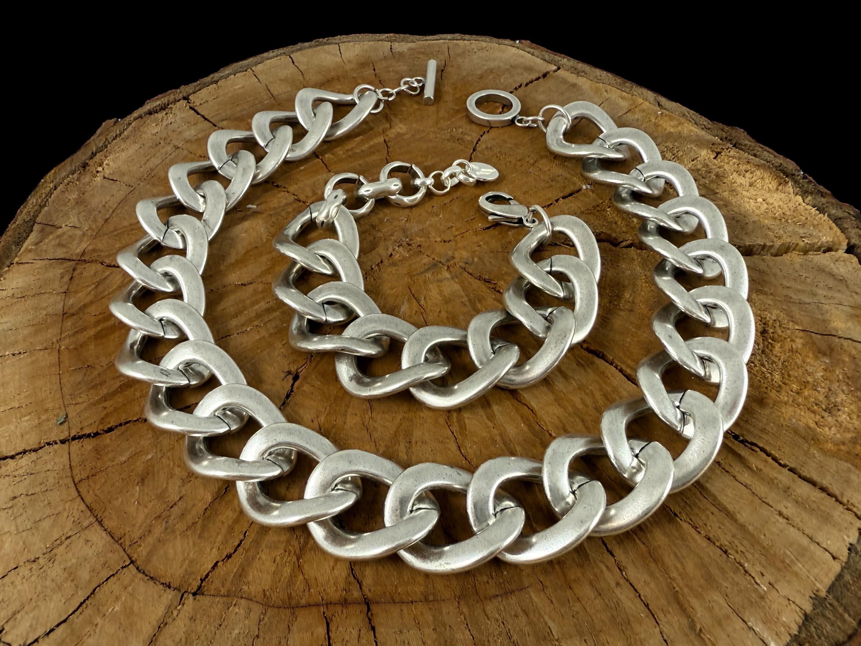 Chunky silver necklace with toggle clasp,