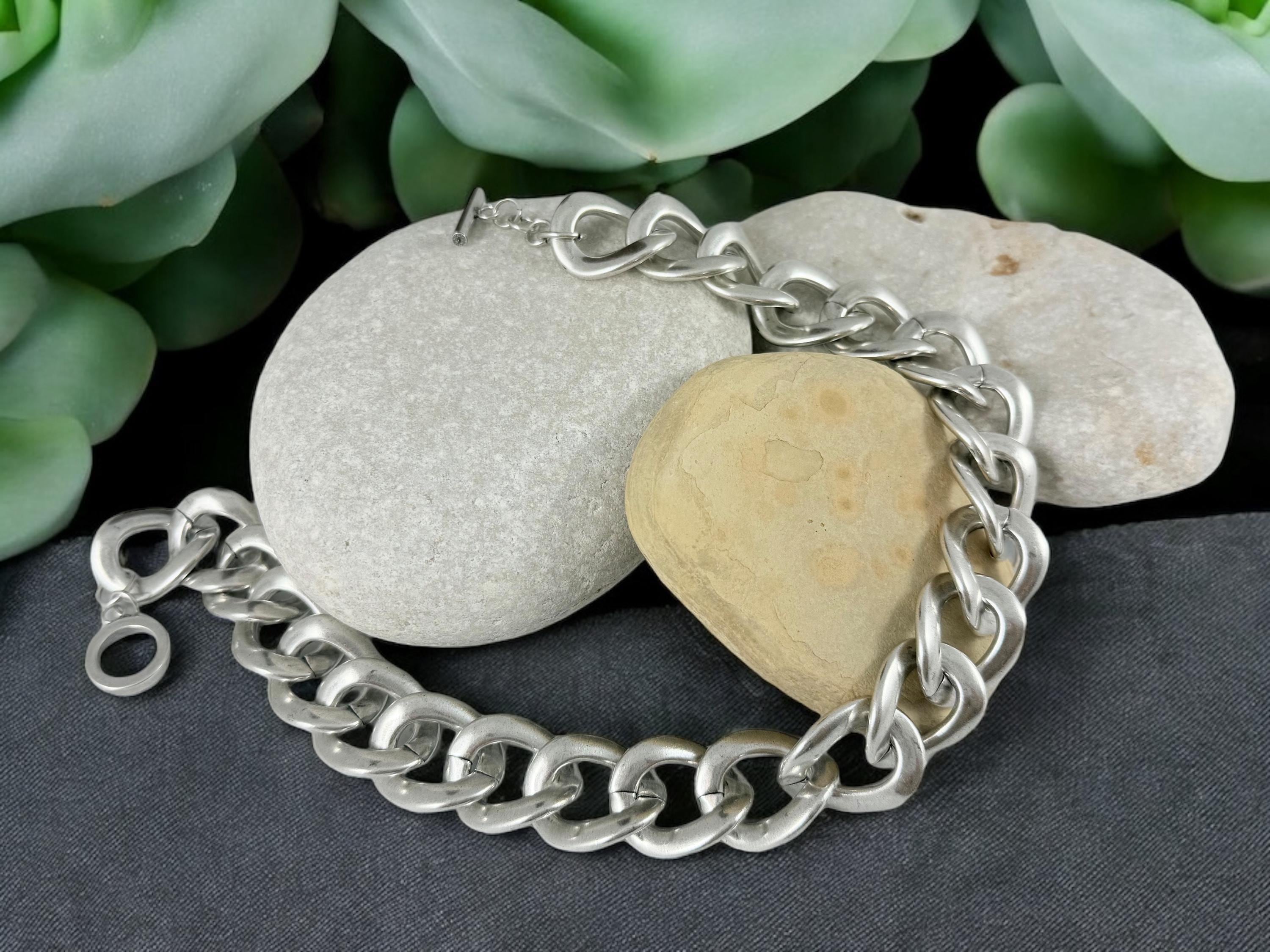 Chunky silver necklace with toggle clasp,