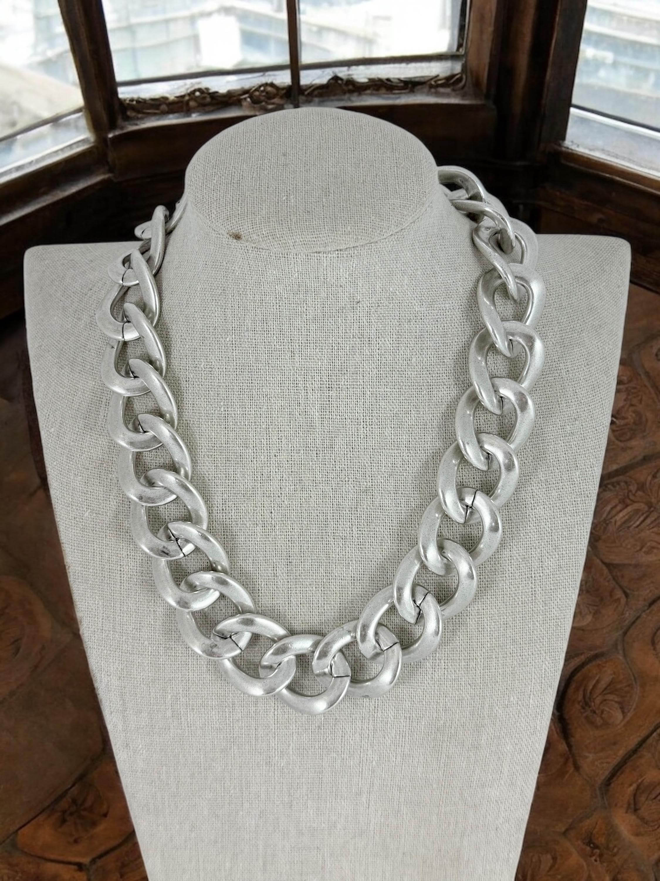 Chunky silver necklace with toggle clasp,