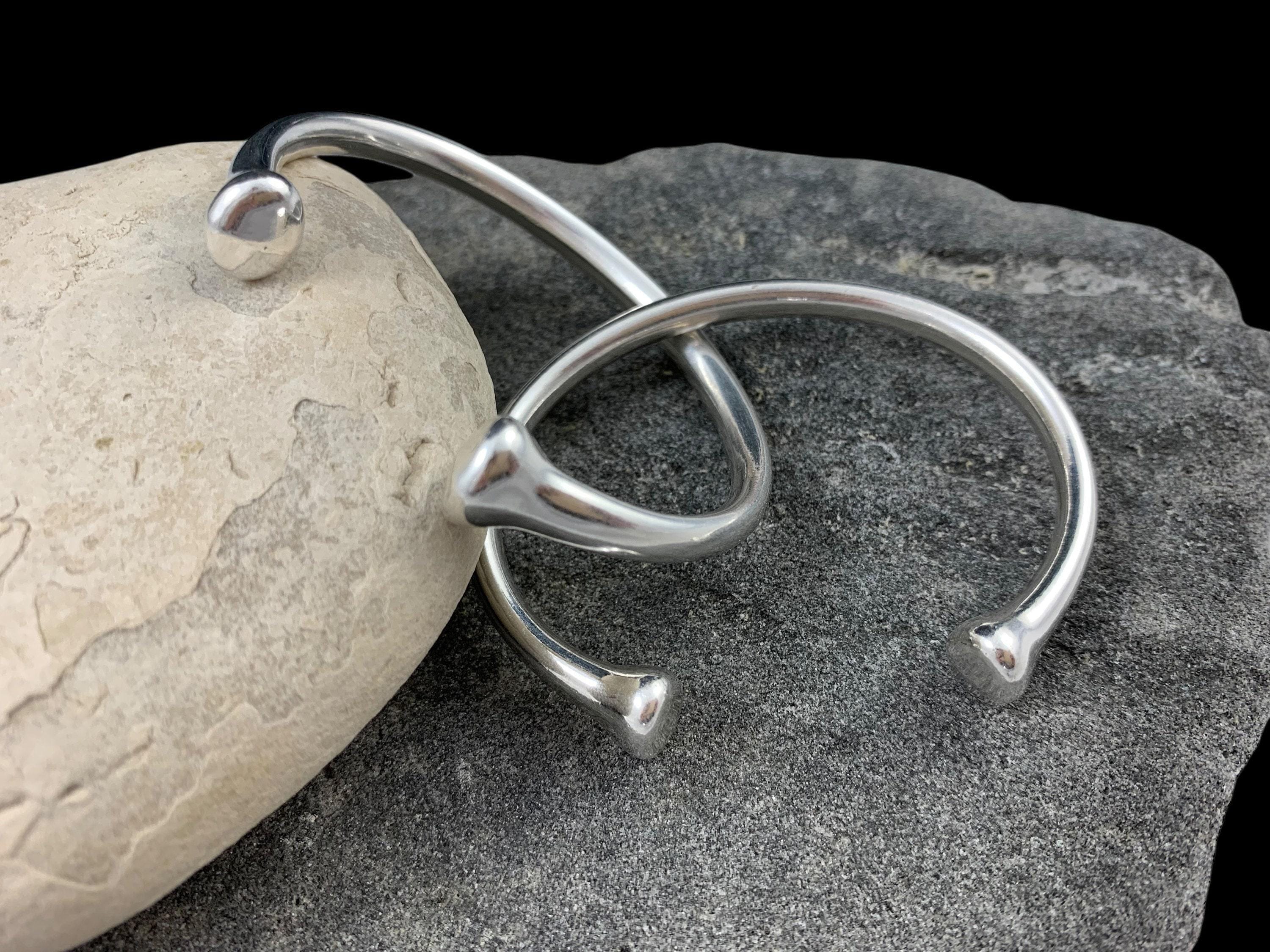 Silver cuff bracelet – unisex vintage open bangle – chunky 80s-inspired design – kukuri jewelry