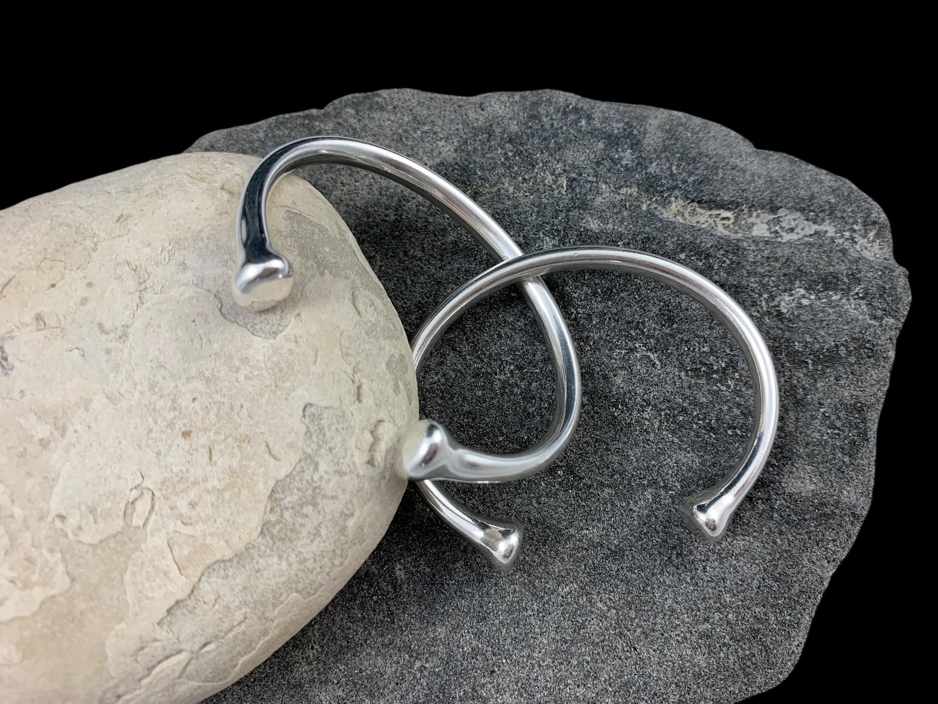 Silver cuff bracelet – unisex vintage open bangle – chunky 80s-inspired design – kukuri jewelry