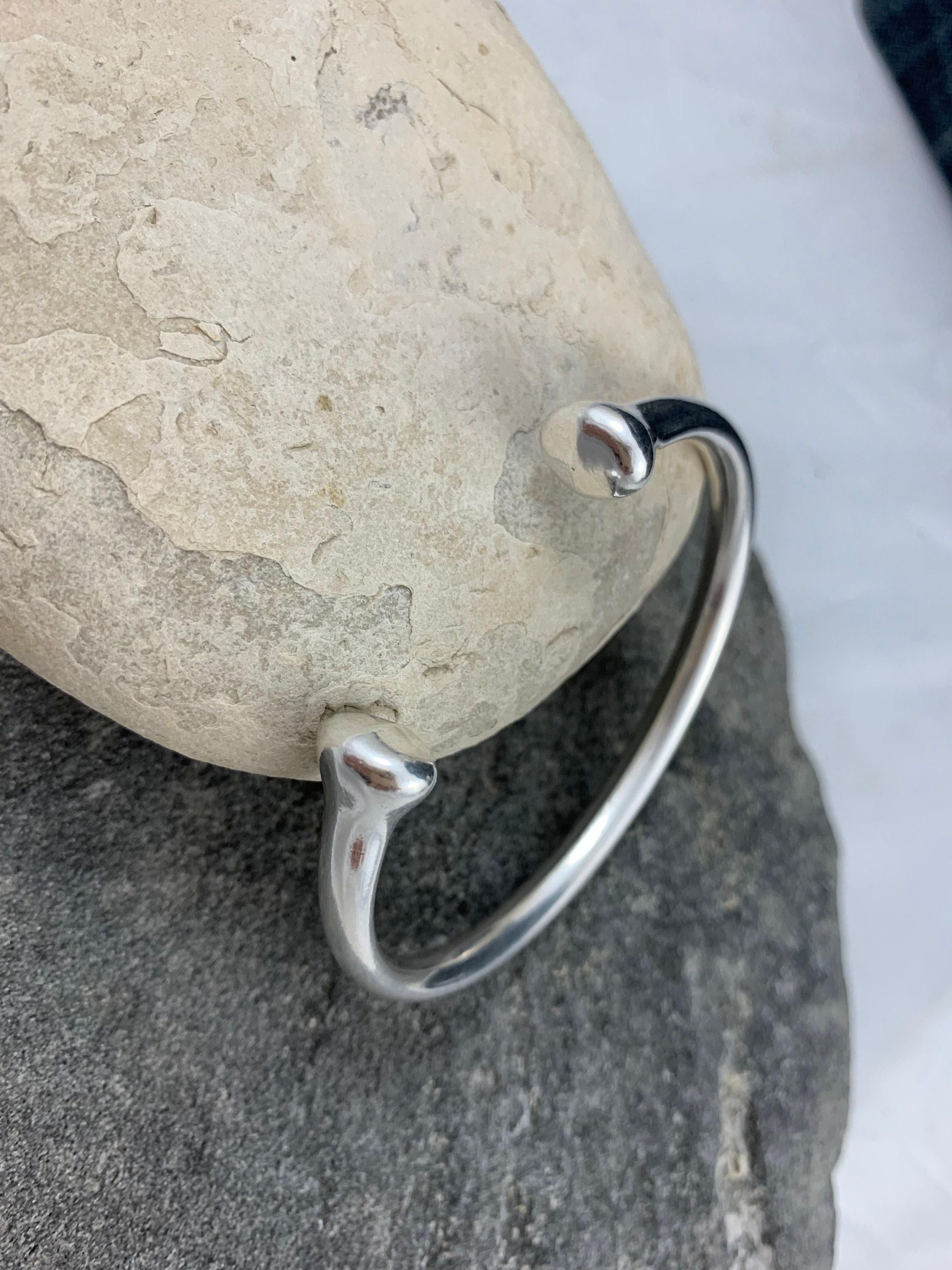 Silver cuff bracelet – unisex vintage open bangle – chunky 80s-inspired design – kukuri jewelry