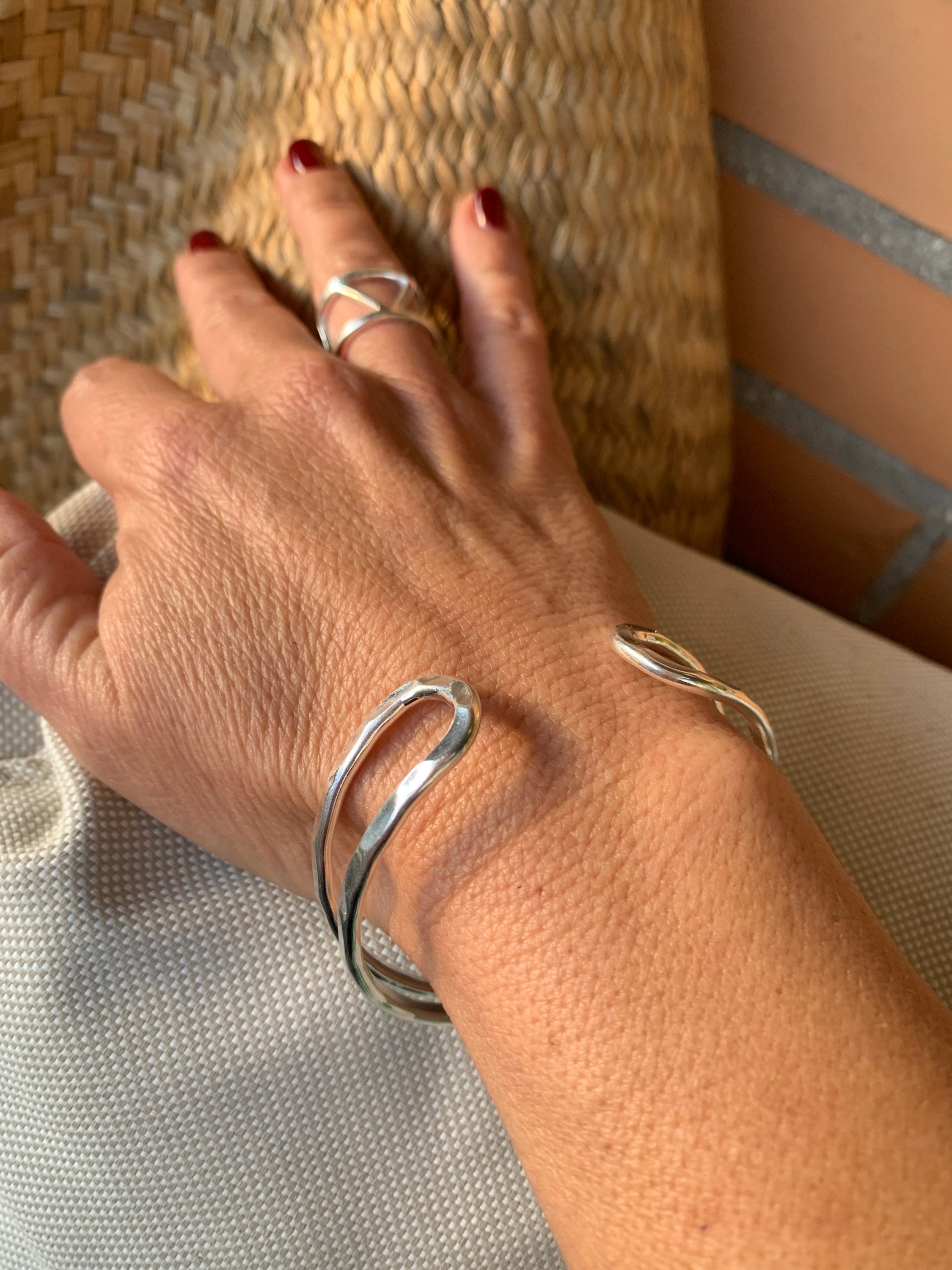 Pulsera de puño de plata, brazalete de plata de doble banda, pulsera de plata ajustable, pulsera de puño martillado, pulsera rígida martillada, brazalete de plata