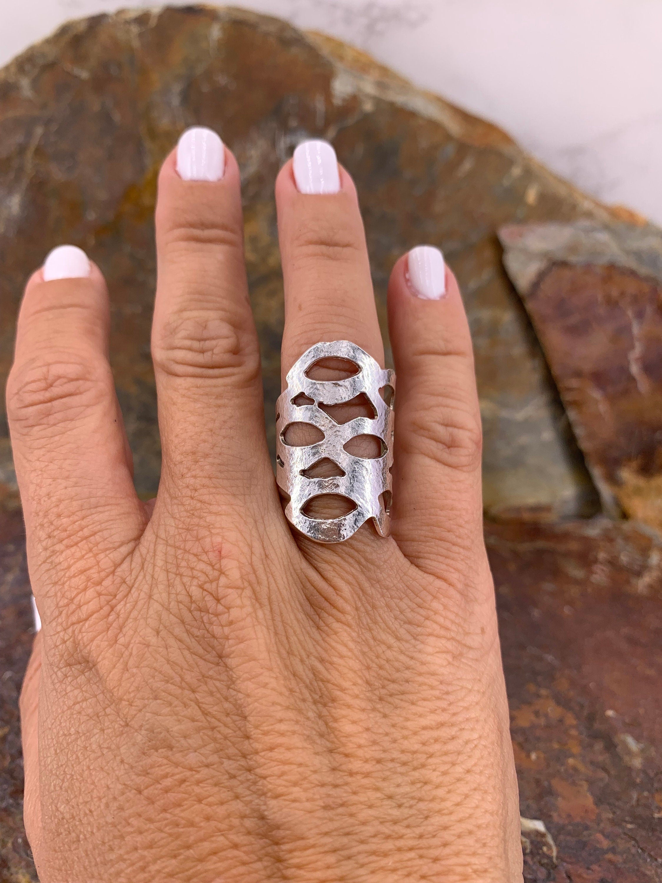 Chunky Silver or gold Adjustable Ring – Sculptural Perforated Band with Abstract Lines – Statement Jewelry, uno de 50 style, curved ring