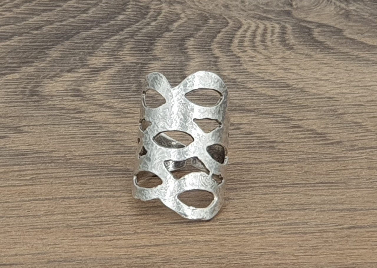 Chunky Silver or gold Adjustable Ring – Sculptural Perforated Band with Abstract Lines – Statement Jewelry, uno de 50 style, curved ring
