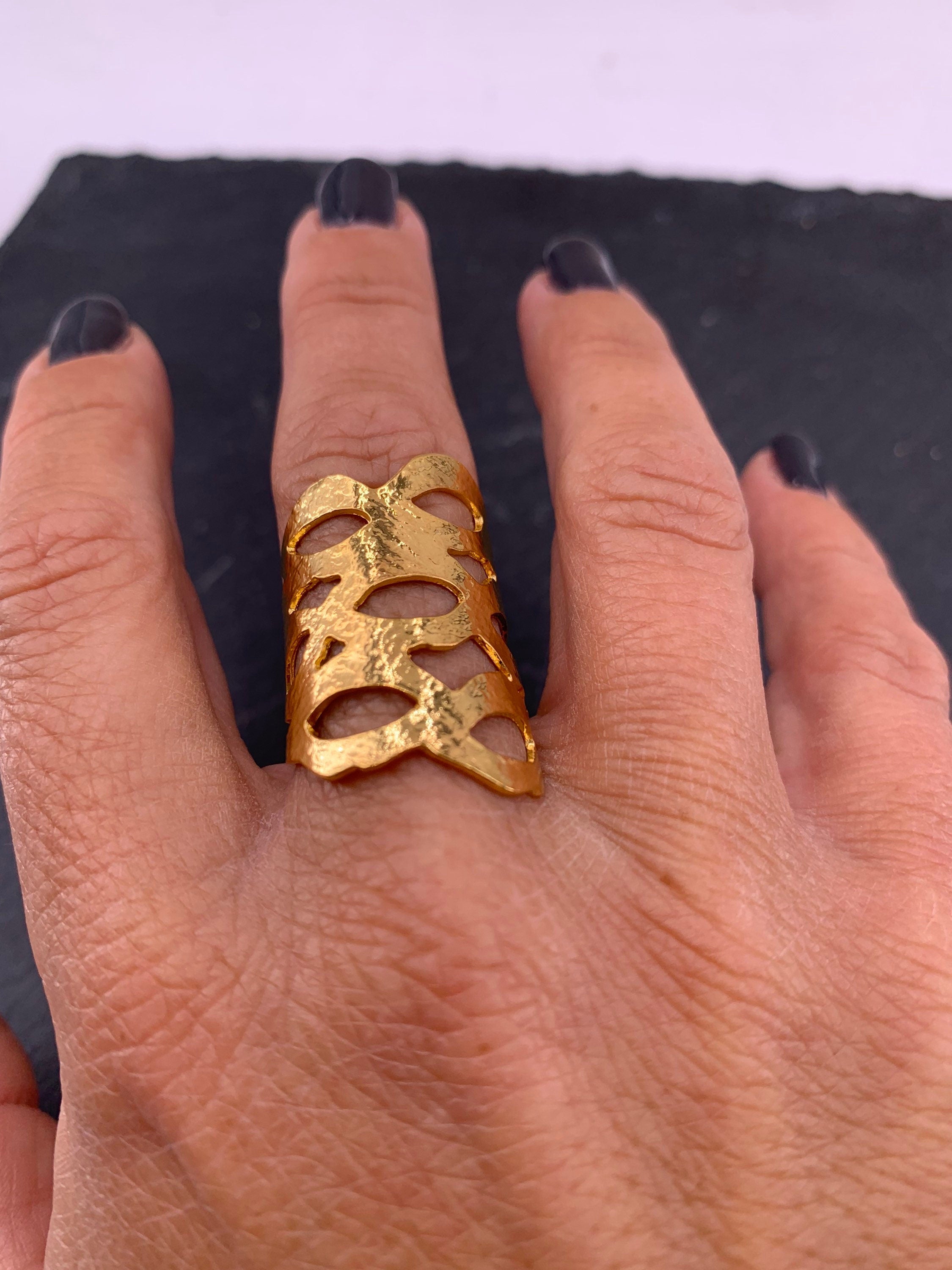Chunky Silver or gold Adjustable Ring – Sculptural Perforated Band with Abstract Lines – Statement Jewelry, uno de 50 style, curved ring
