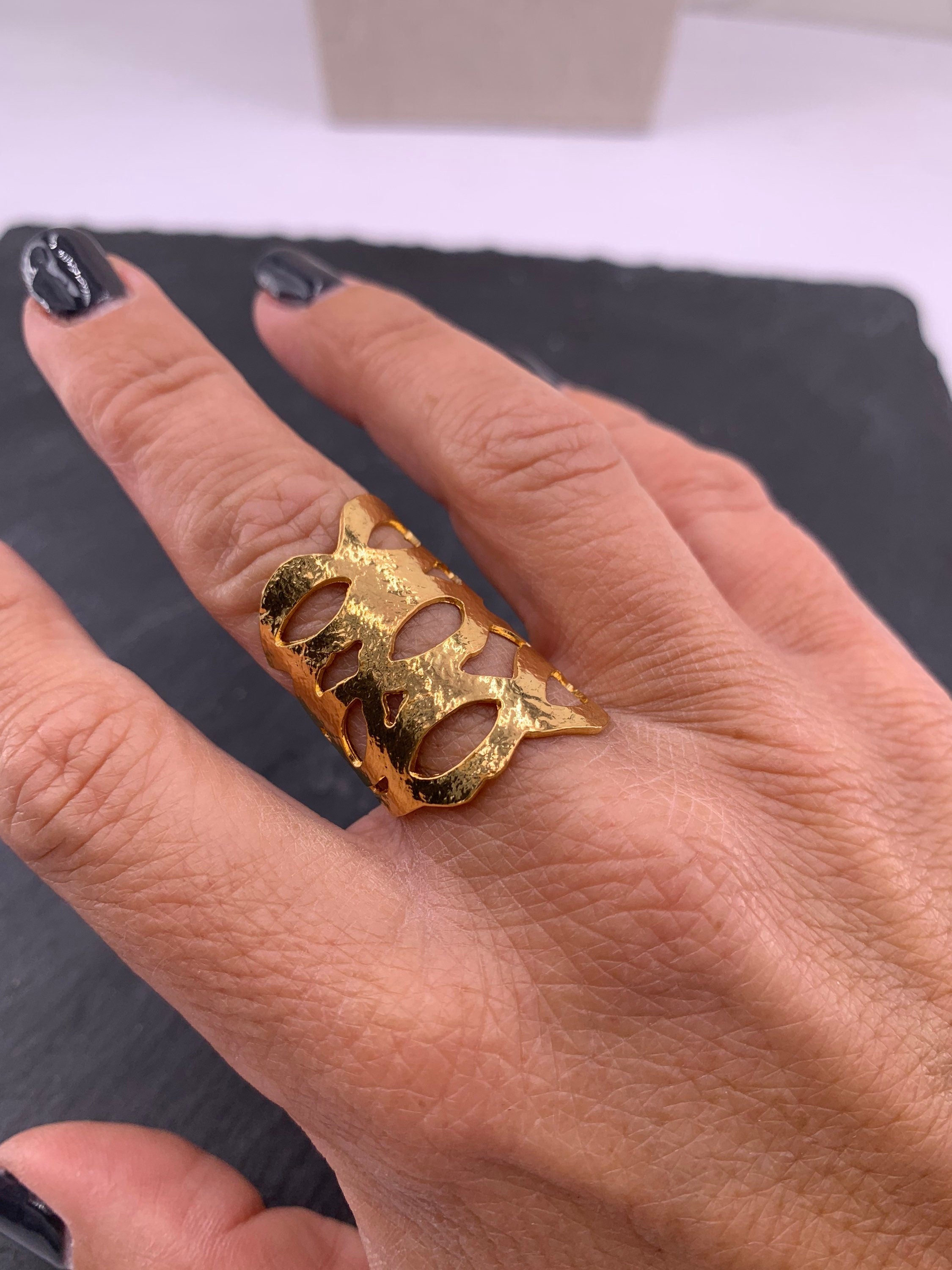 Chunky Silver or gold Adjustable Ring – Sculptural Perforated Band with Abstract Lines – Statement Jewelry, uno de 50 style, curved ring