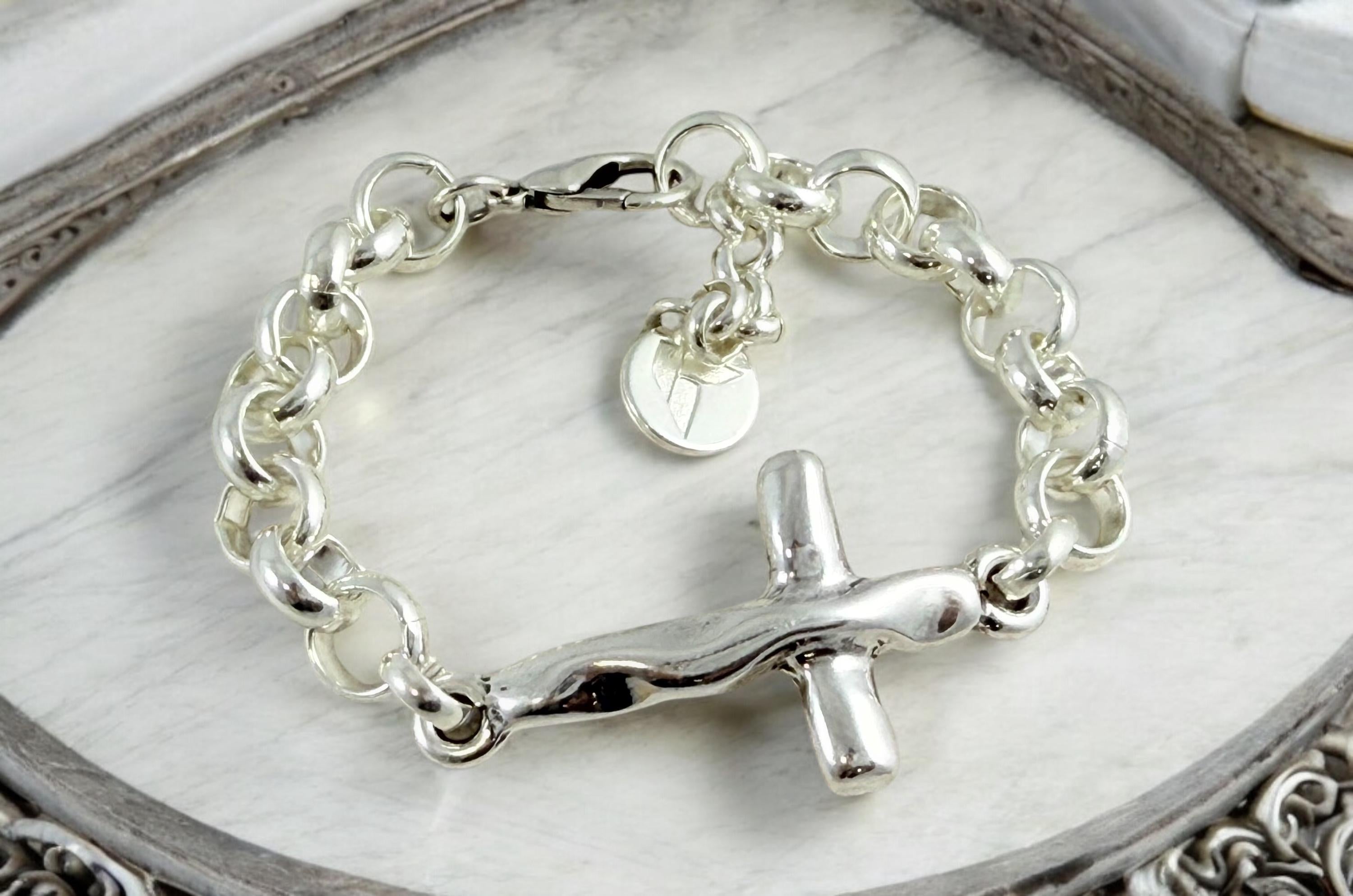 Chunky Silver chain bracelet with hammered cross, bold link rolo bracelet, heavyweight chain bracelet, voluminous bracelet, uno de 50 style