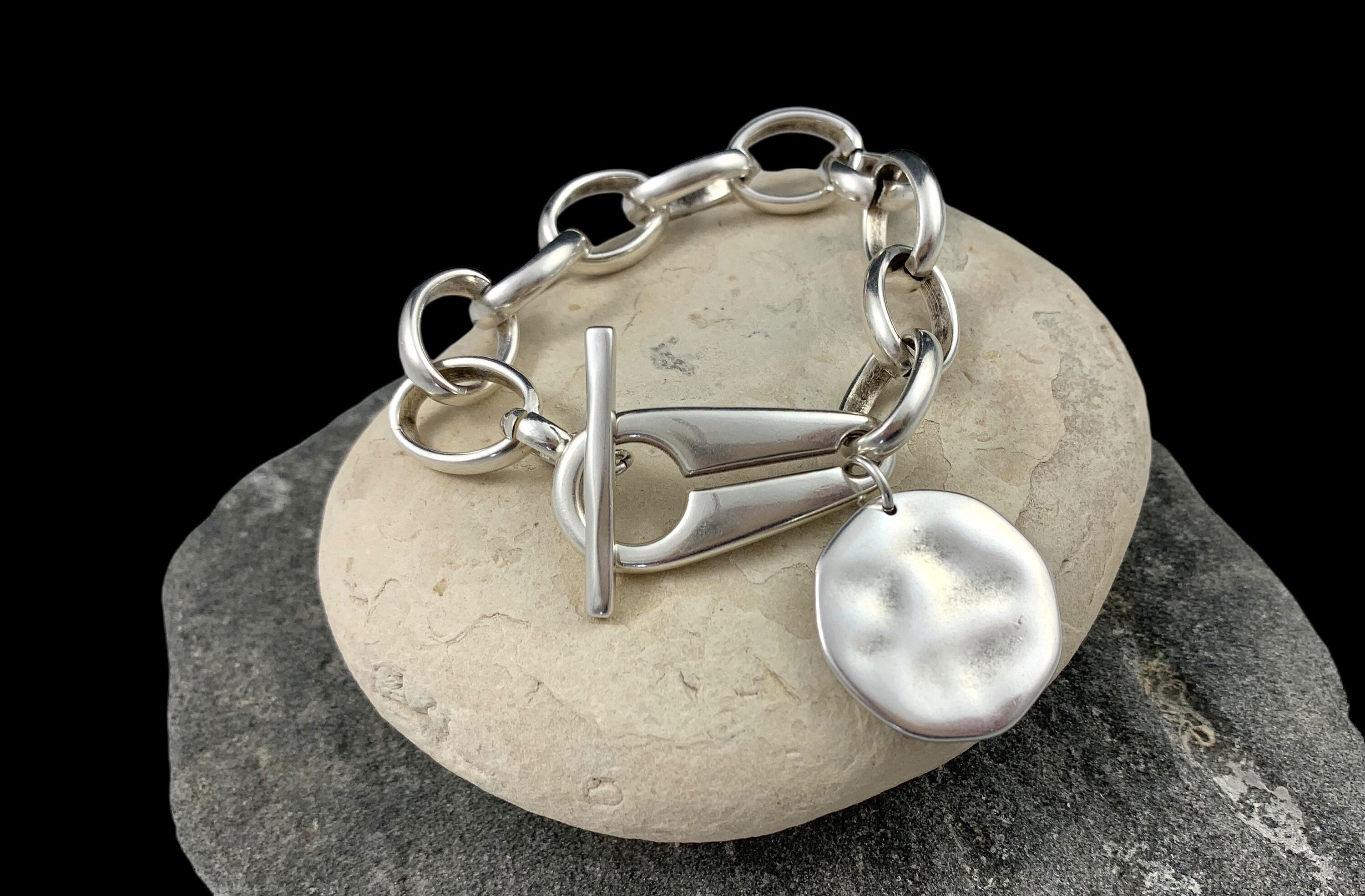 Chunky Silver Chain Bracelet for Women – Large Link Design with Toggle Clasp and Disc Charm – Handmade Statement Jewelry, uno de 50 style