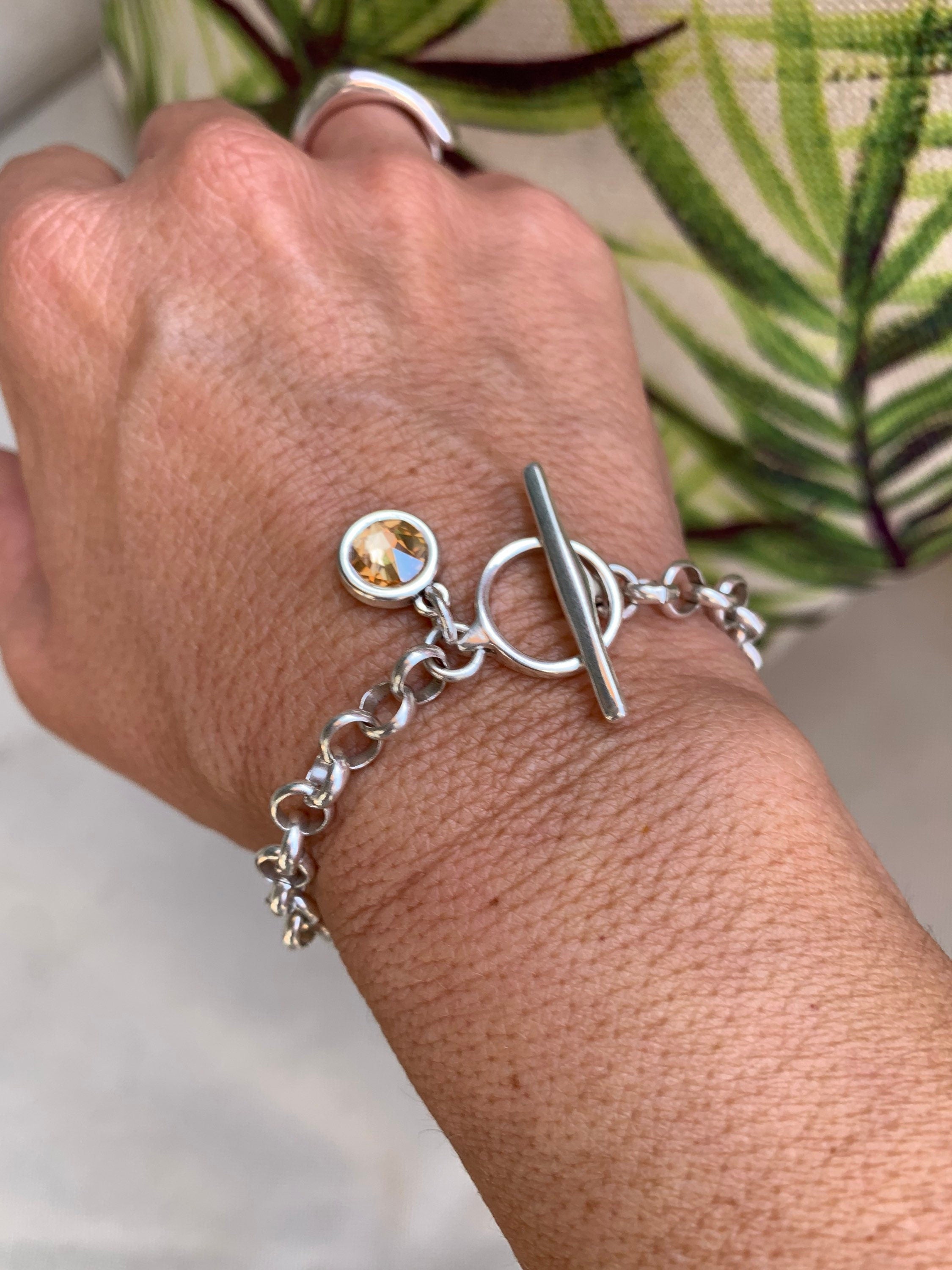 Modern Silver Rolo Chain Bracelet – Swarovski Crystal Charm – Bold Feminine Design – Custom Fit Toggle Closure, uno de 50 style