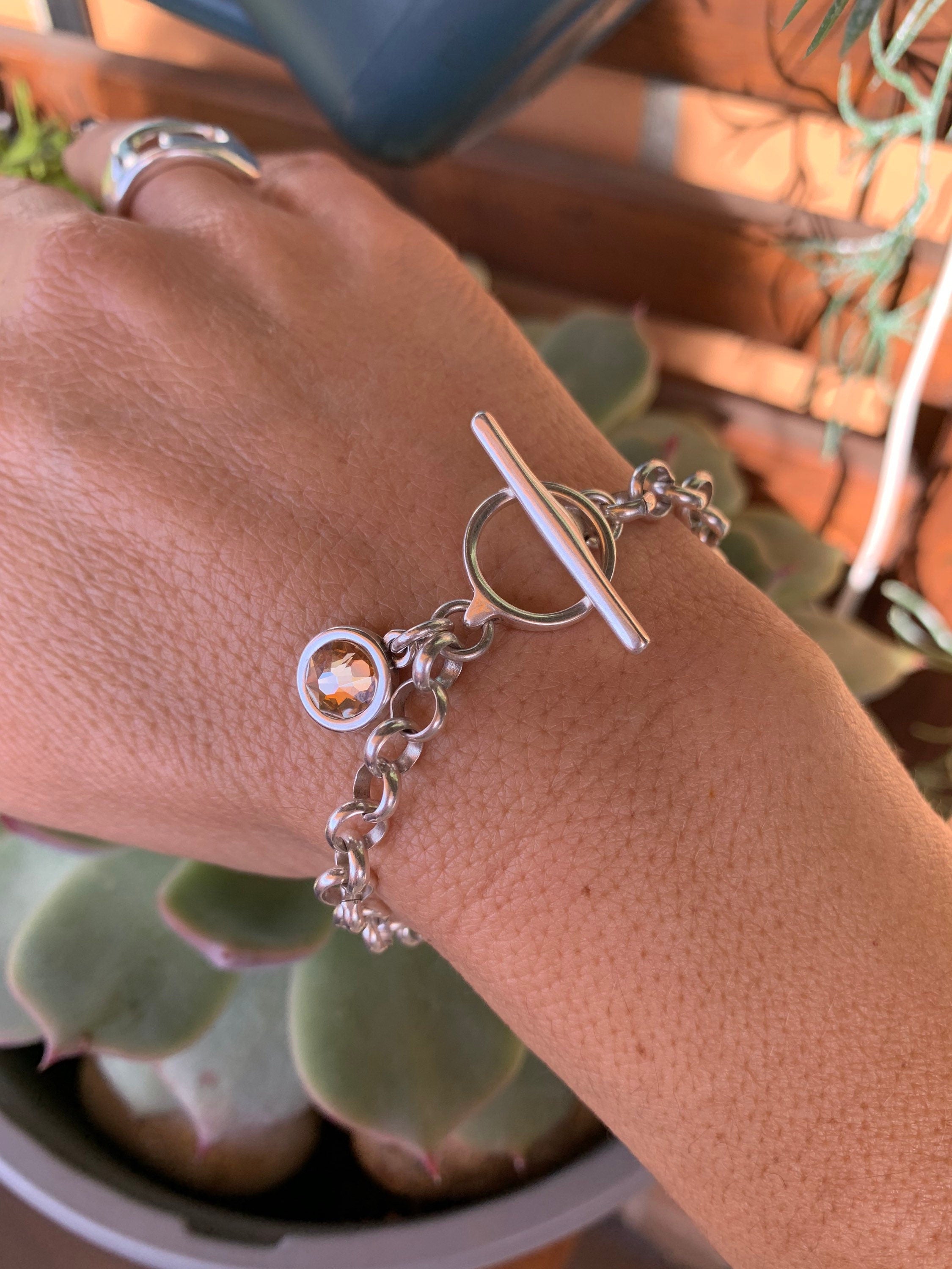 Modern Silver Rolo Chain Bracelet – Swarovski Crystal Charm – Bold Feminine Design – Custom Fit Toggle Closure, uno de 50 style