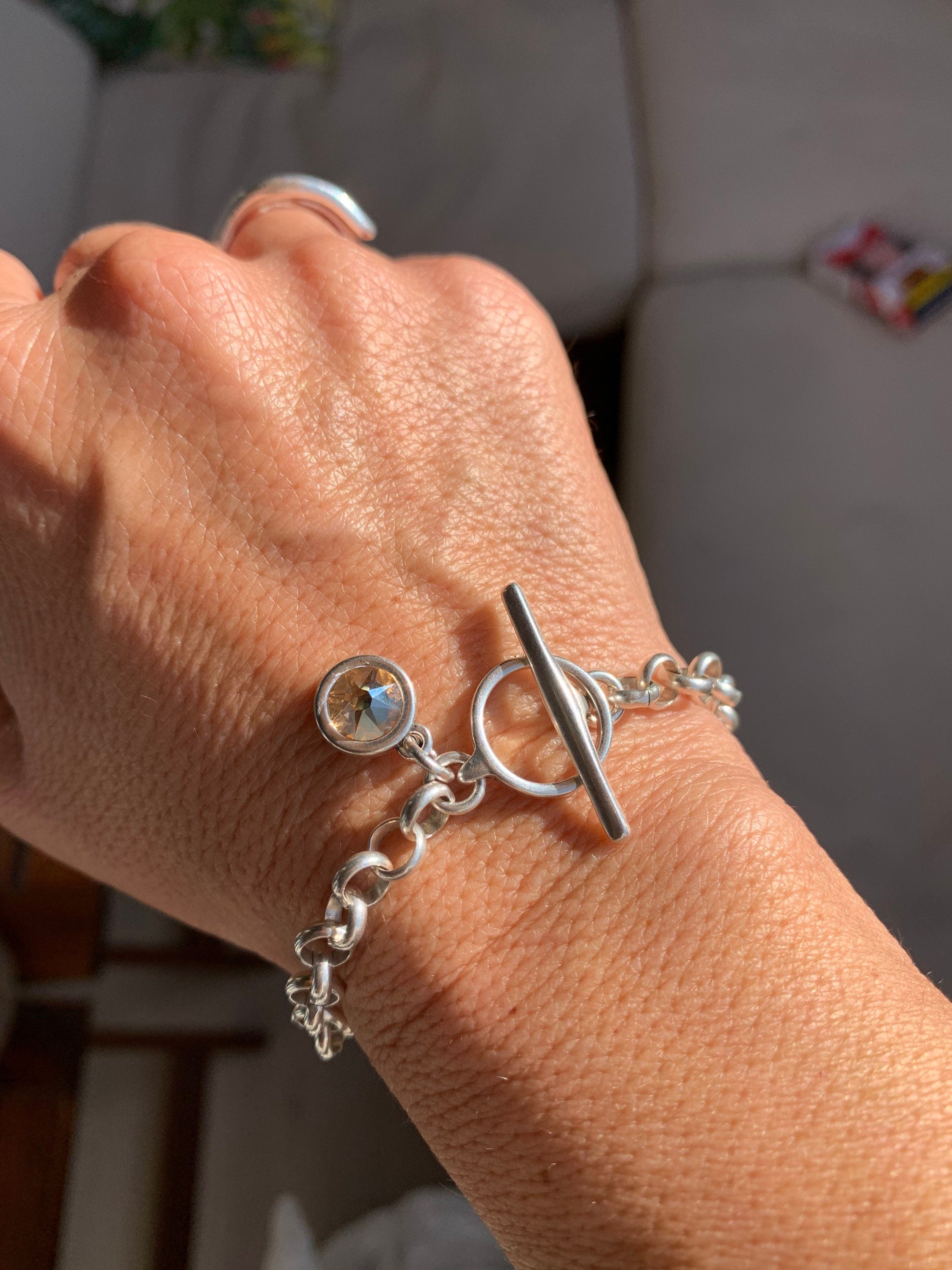 Modern Silver Rolo Chain Bracelet – Swarovski Crystal Charm – Bold Feminine Design – Custom Fit Toggle Closure, uno de 50 style