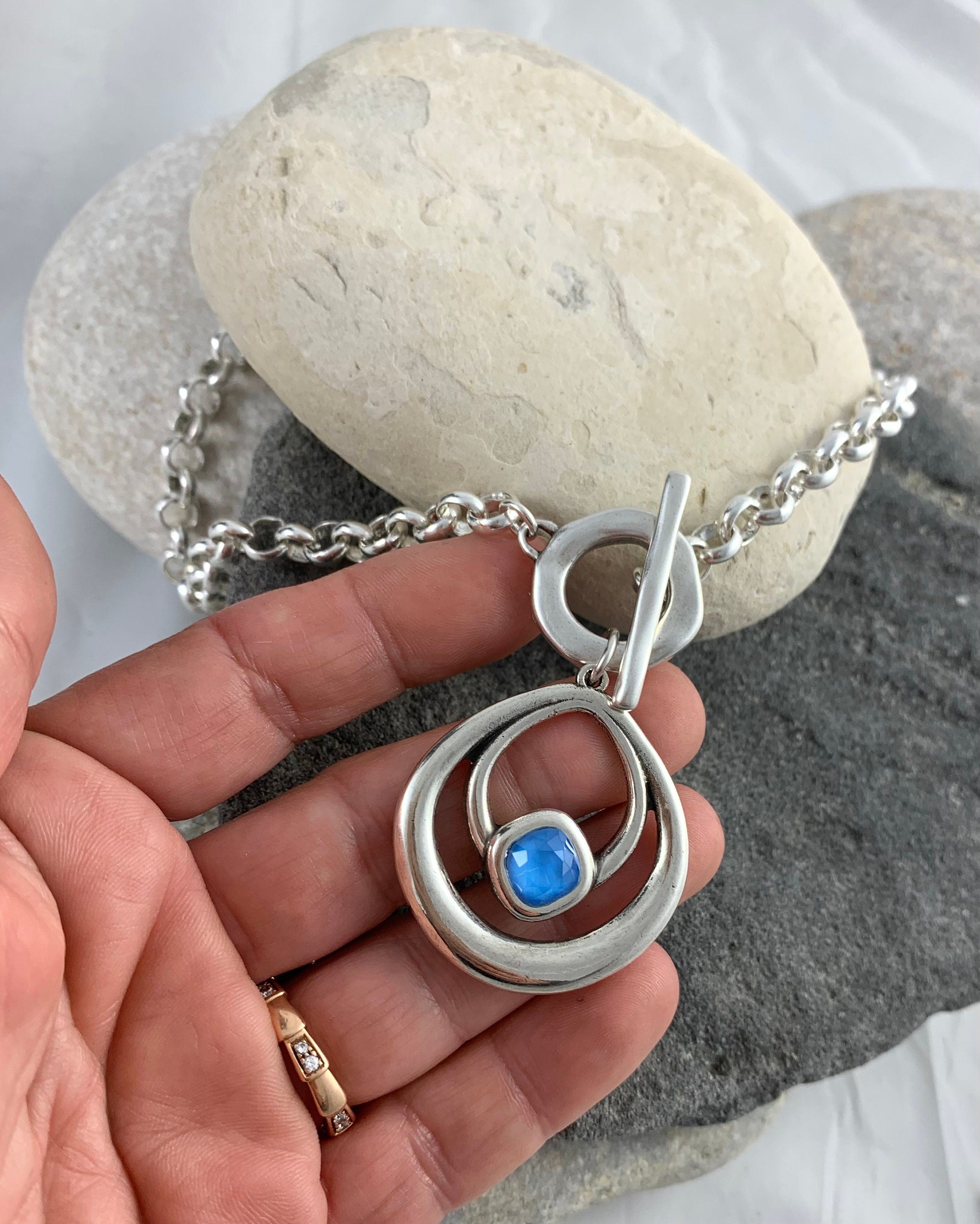 Silver Toggle chunky Necklace with Blue Swarovski Pendant – Bold Sculptural Statement necklace, uno de 50 Style