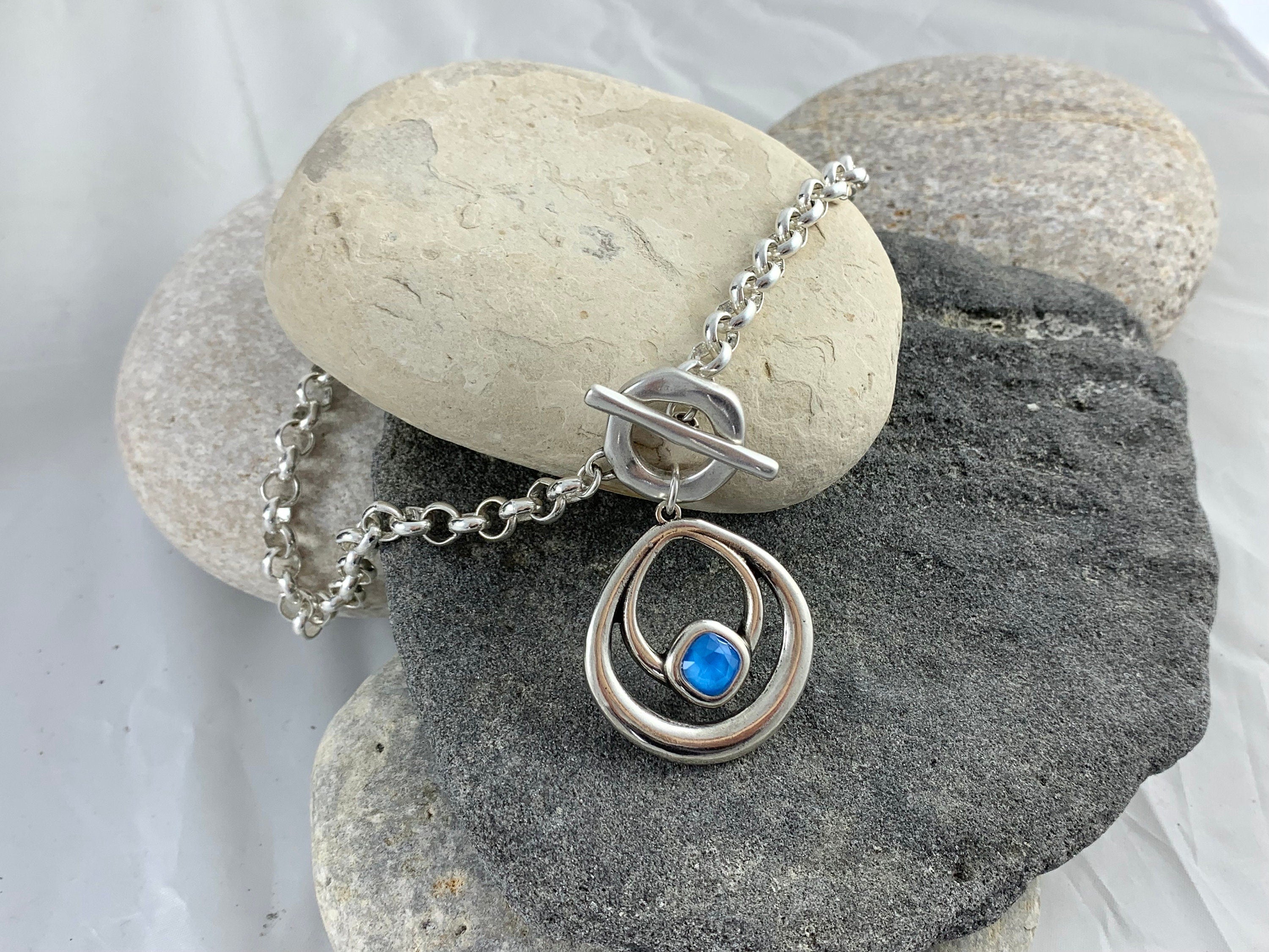 Silver Toggle chunky Necklace with Blue Swarovski Pendant – Bold Sculptural Statement necklace, uno de 50 Style