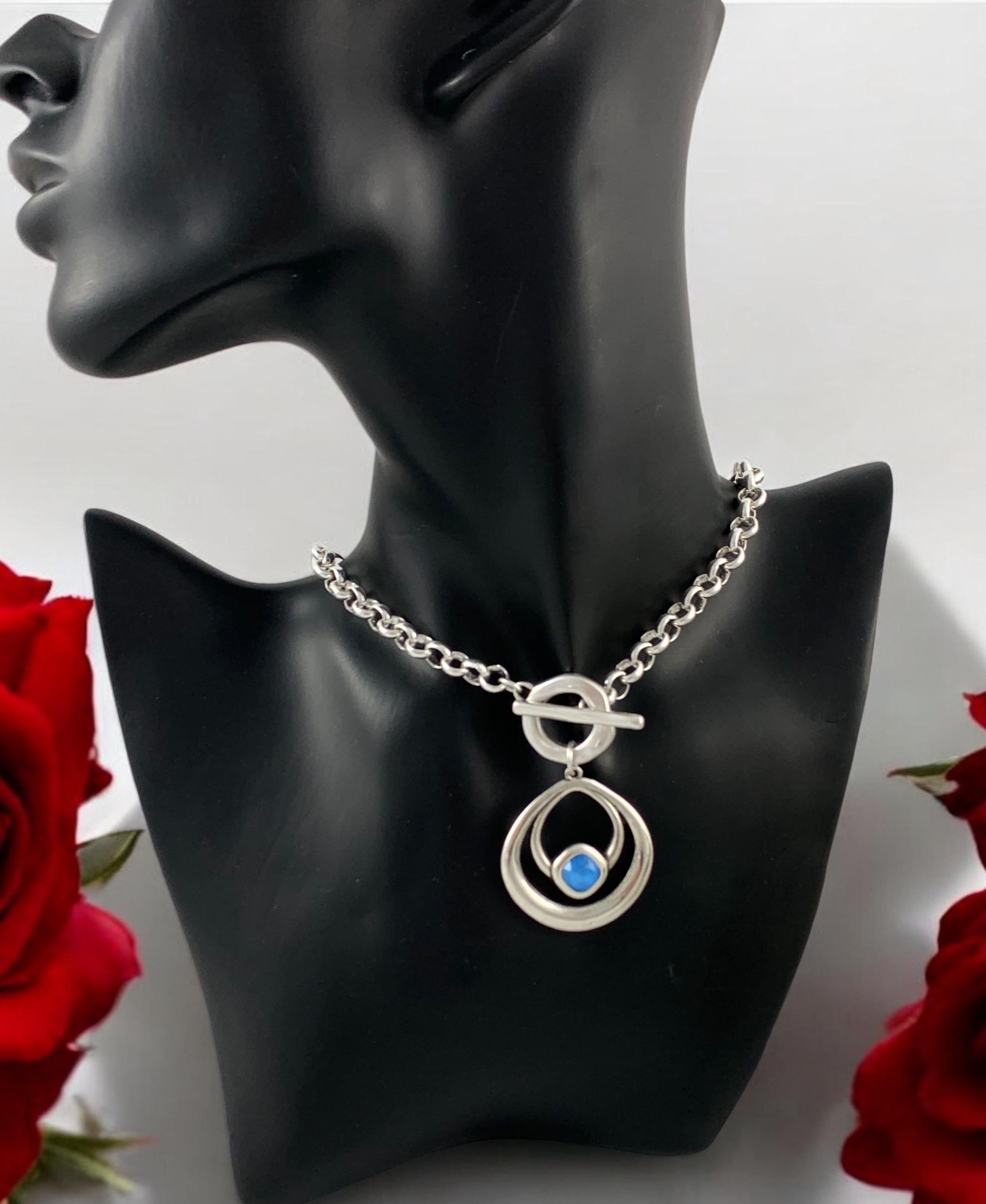 Silver Toggle chunky Necklace with Blue Swarovski Pendant – Bold Sculptural Statement necklace, uno de 50 Style