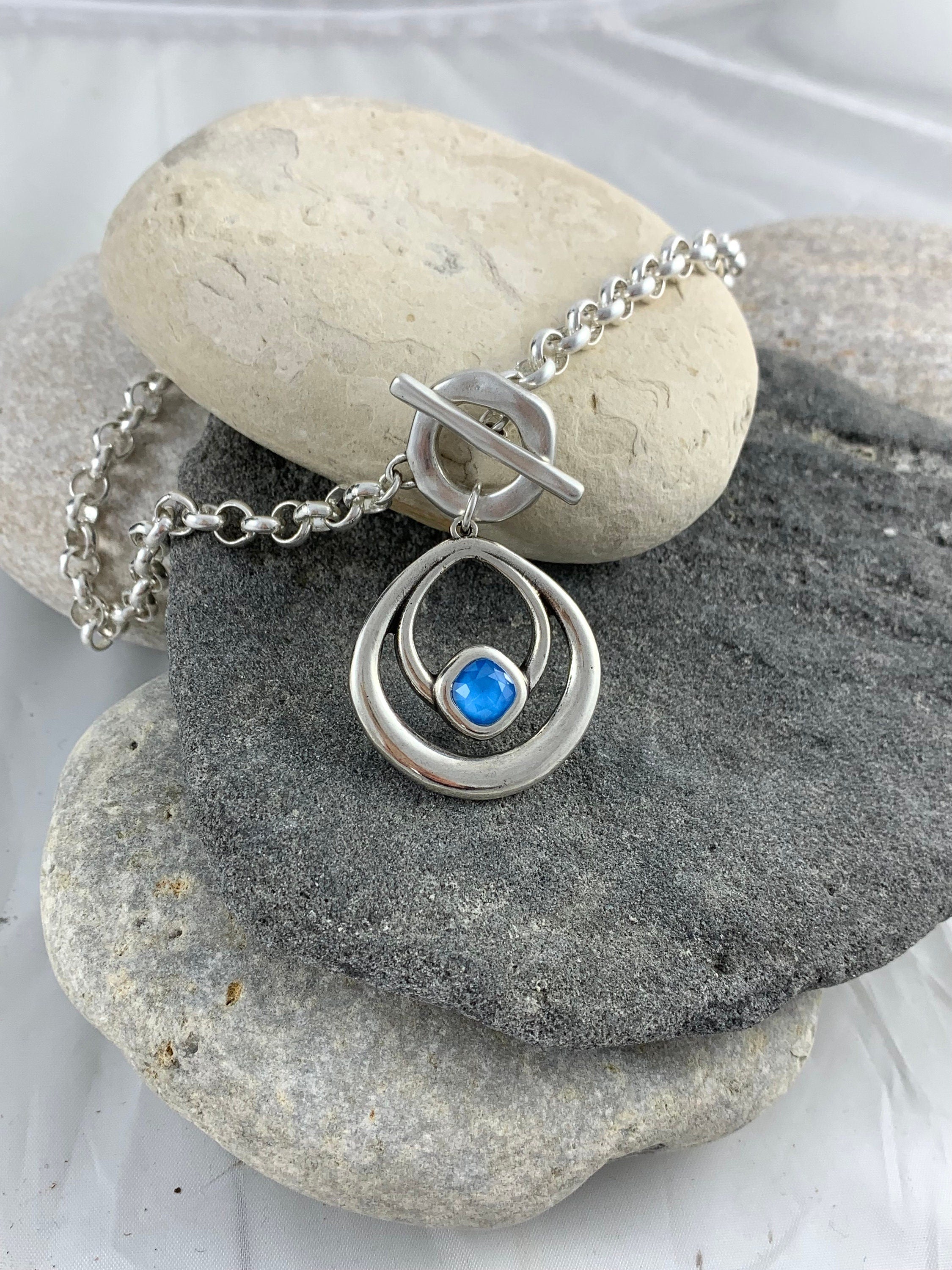 Silver Toggle chunky Necklace with Blue Swarovski Pendant – Bold Sculptural Statement necklace, uno de 50 Style