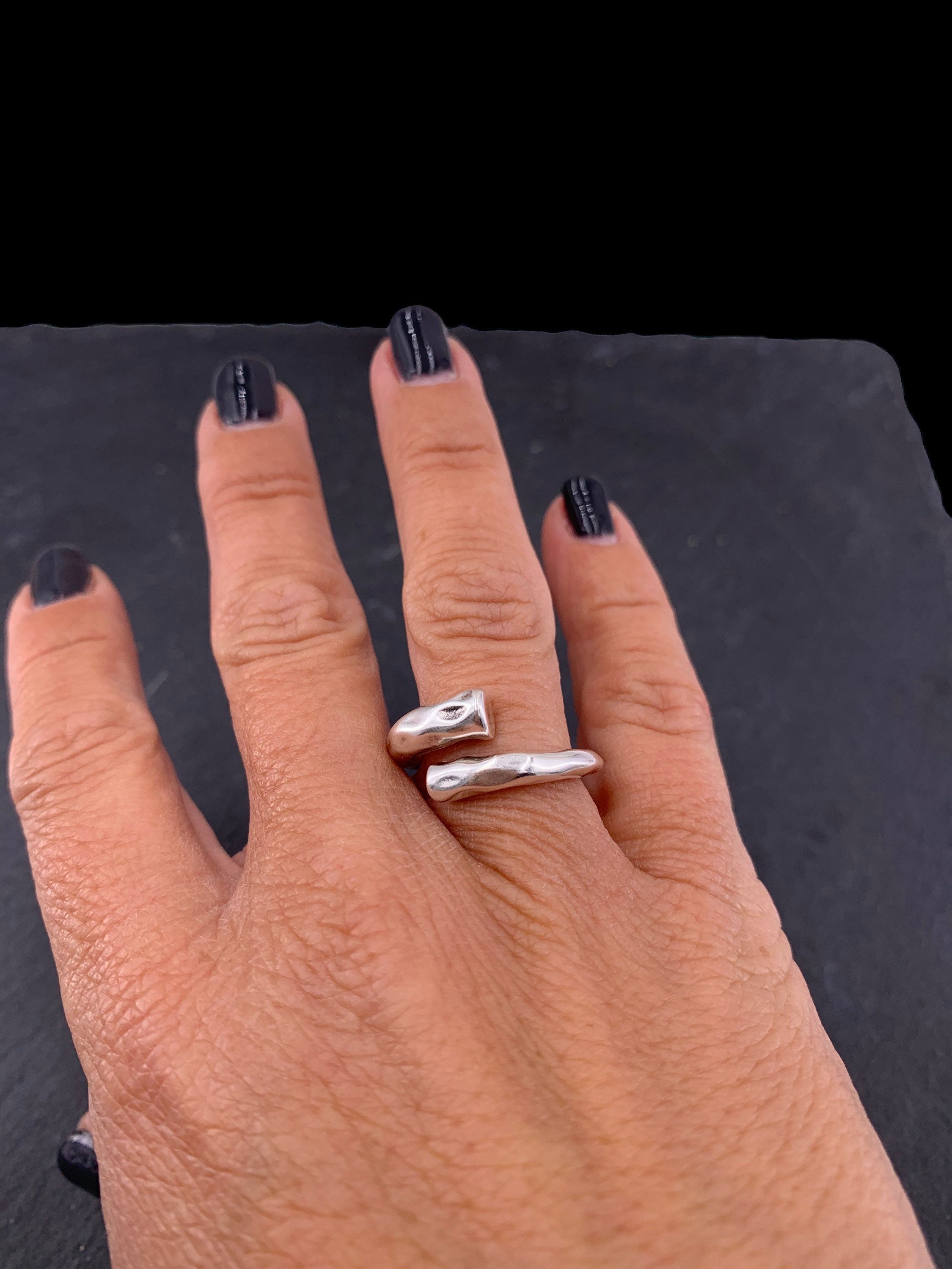 Anillo de plata gruesa de inspiración bohemia con una banda orgánica e irregular con acabado martillado, estilo Uno de 50