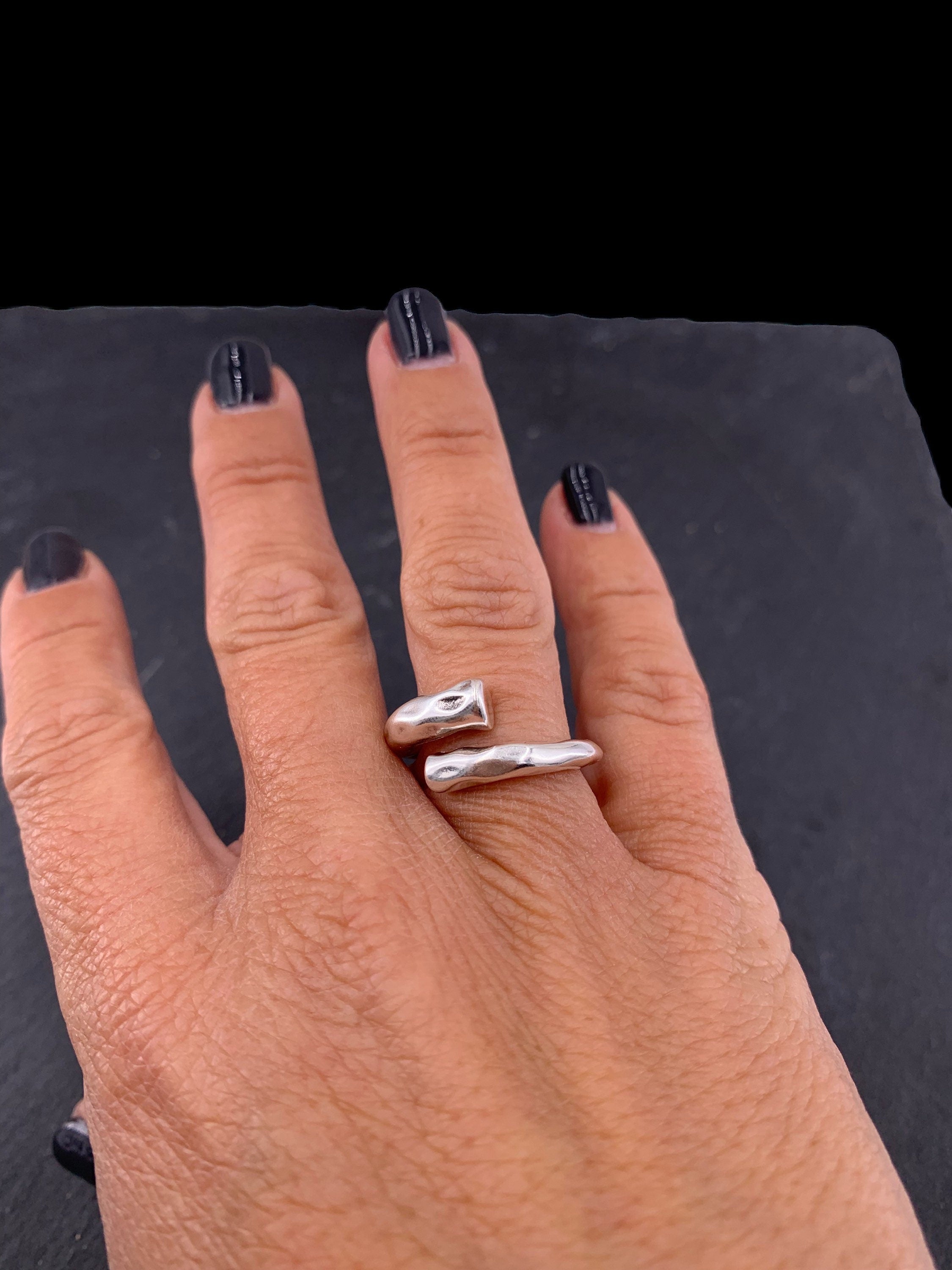 Anillo de plata gruesa de inspiración bohemia con una banda orgánica e irregular con acabado martillado, estilo Uno de 50
