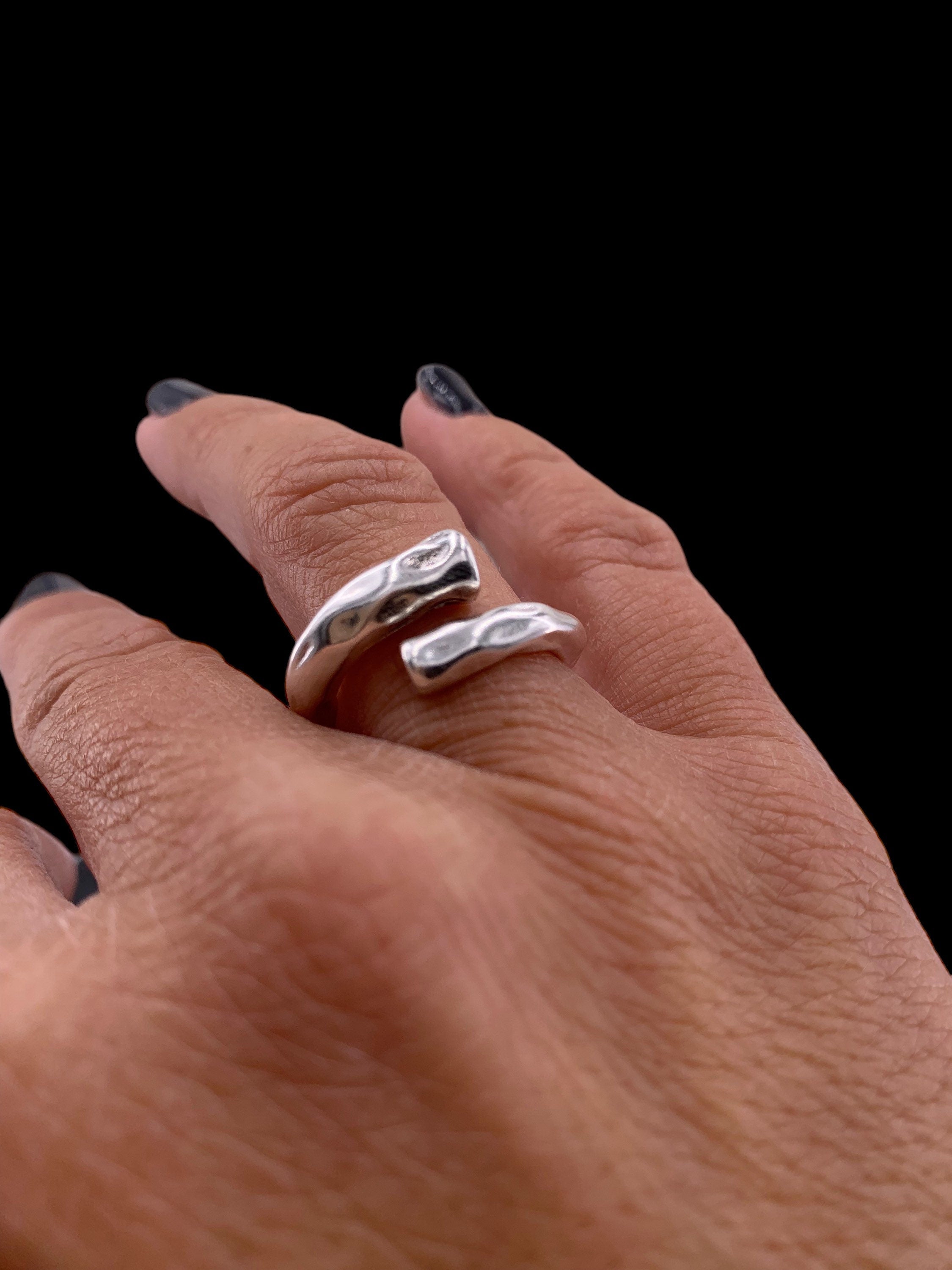 Anillo de plata gruesa de inspiración bohemia con una banda orgánica e irregular con acabado martillado, estilo Uno de 50