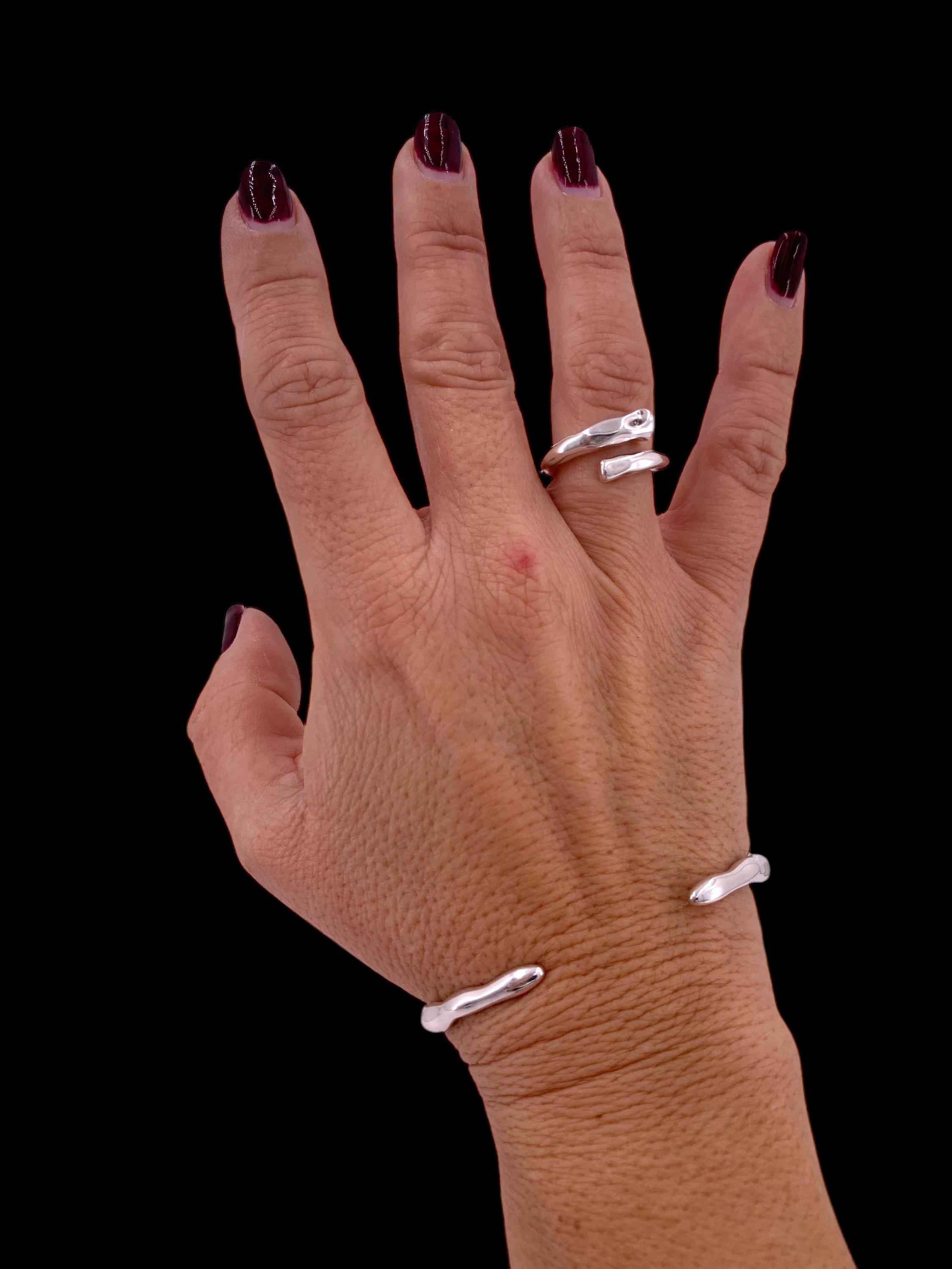 Anillo de plata gruesa de inspiración bohemia con una banda orgánica e irregular con acabado martillado, estilo Uno de 50