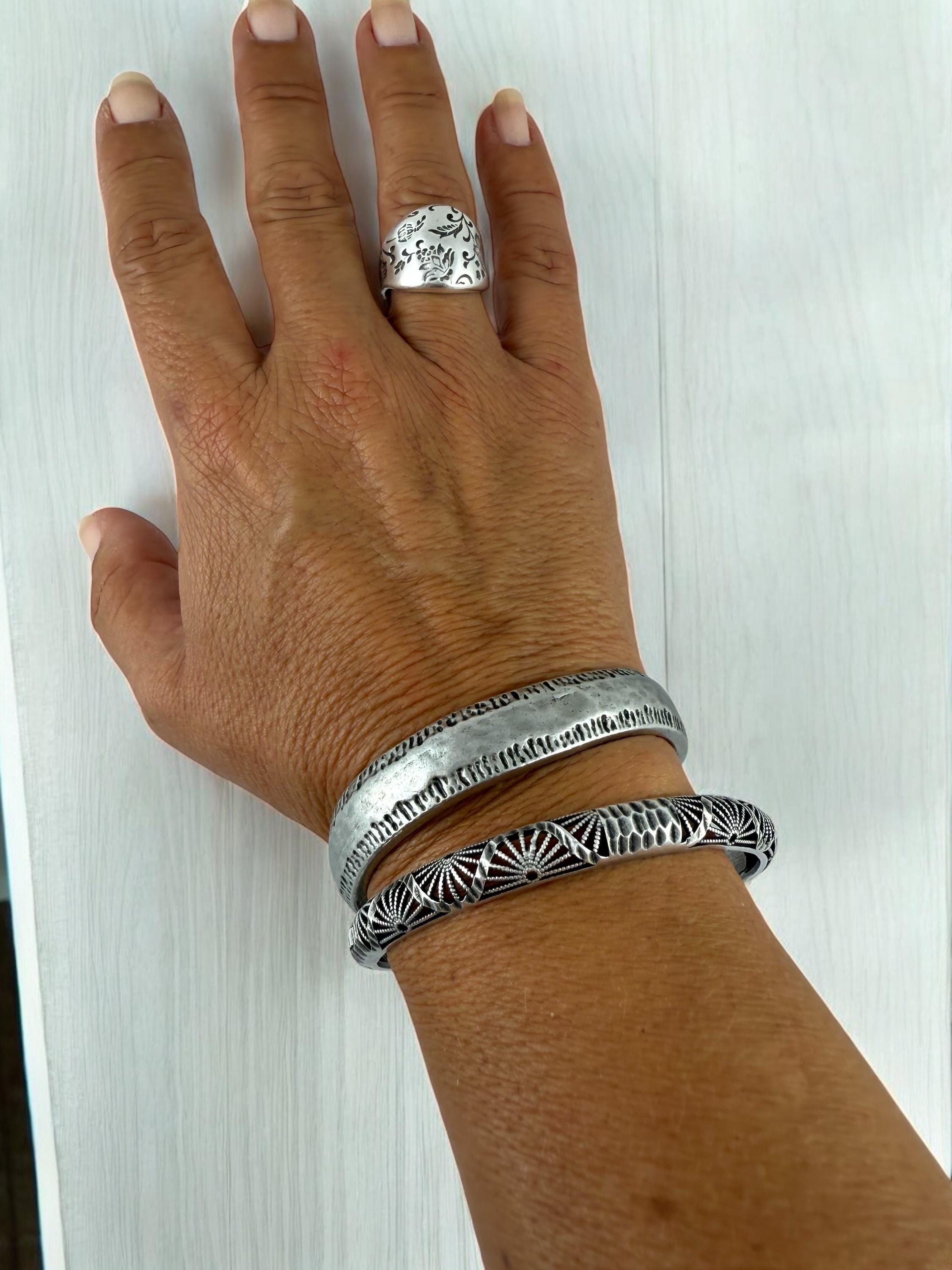Chunky Silver Floral dome Ring – Handcrafted Statement Band with Engraved Botanical Motif, wide engraved silver open ring, uno de 50 Style