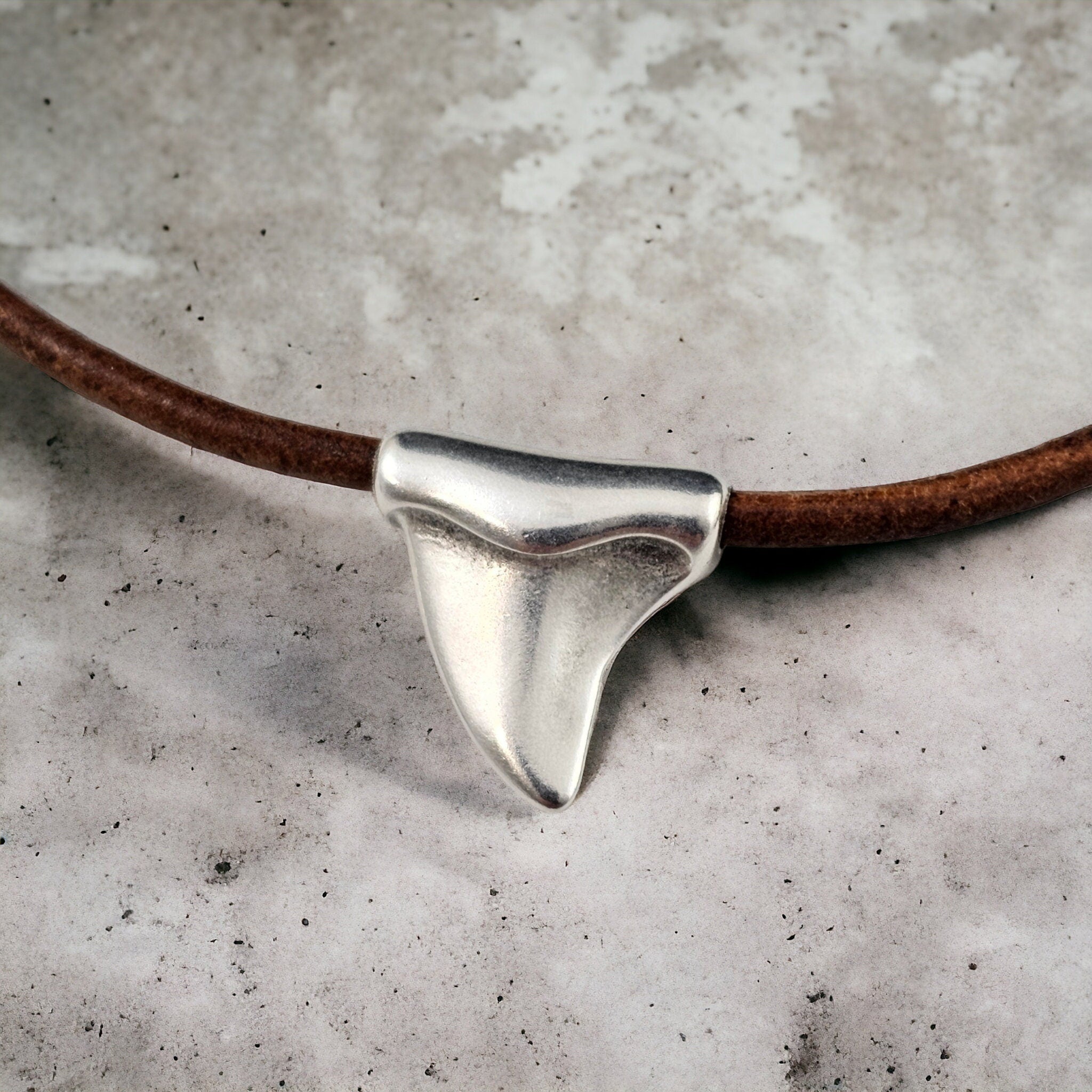 Minimalist Shark Tooth Choker – Spanish Leather & Silver-Plated Pendant – Surf and Boho Style