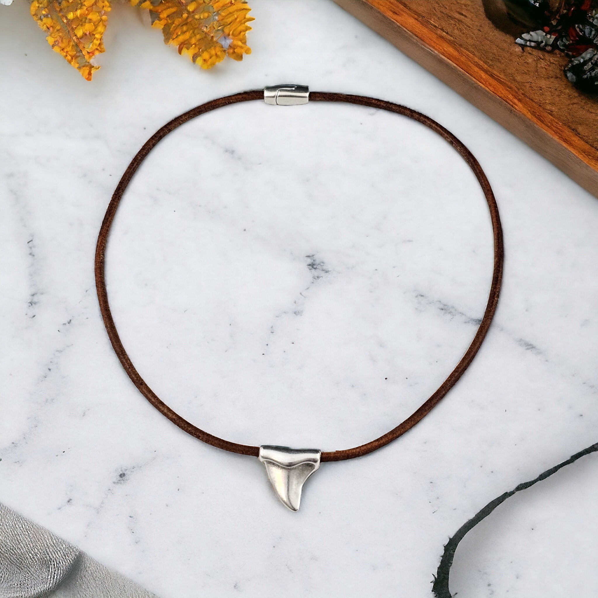 Minimalist Shark Tooth Choker – Spanish Leather & Silver-Plated Pendant – Surf and Boho Style