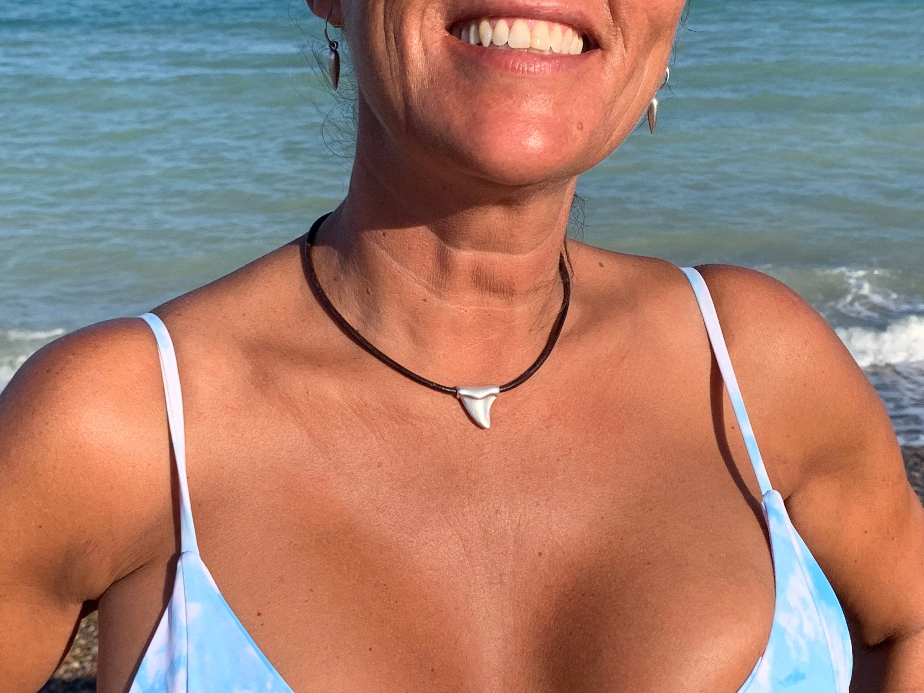 Minimalist Shark Tooth Choker – Spanish Leather & Silver-Plated Pendant – Surf and Boho Style