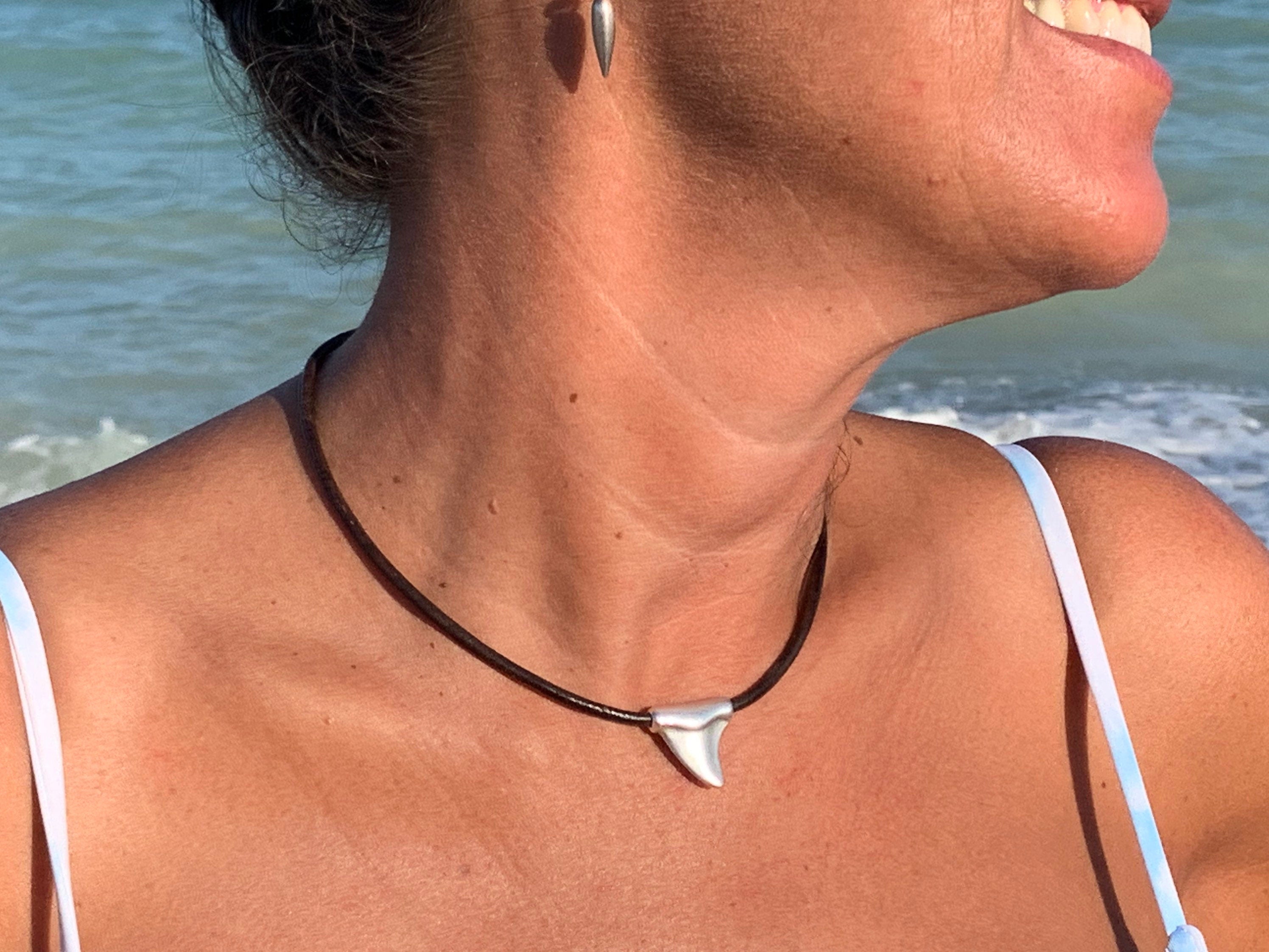 Minimalist Shark Tooth Choker – Spanish Leather & Silver-Plated Pendant – Surf and Boho Style