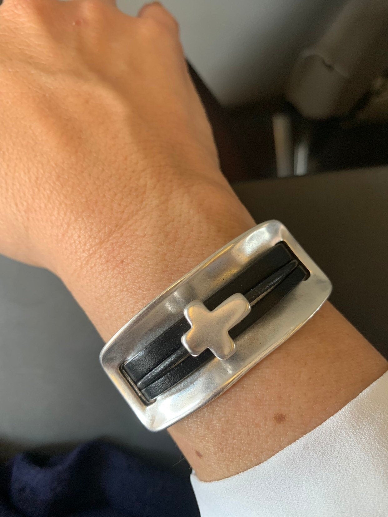 Black Leather Bracelet with Zamak Cross – Bold Centerpiece & Magnetic Clasp | chunky silver unisex cuff, uno de 50 style