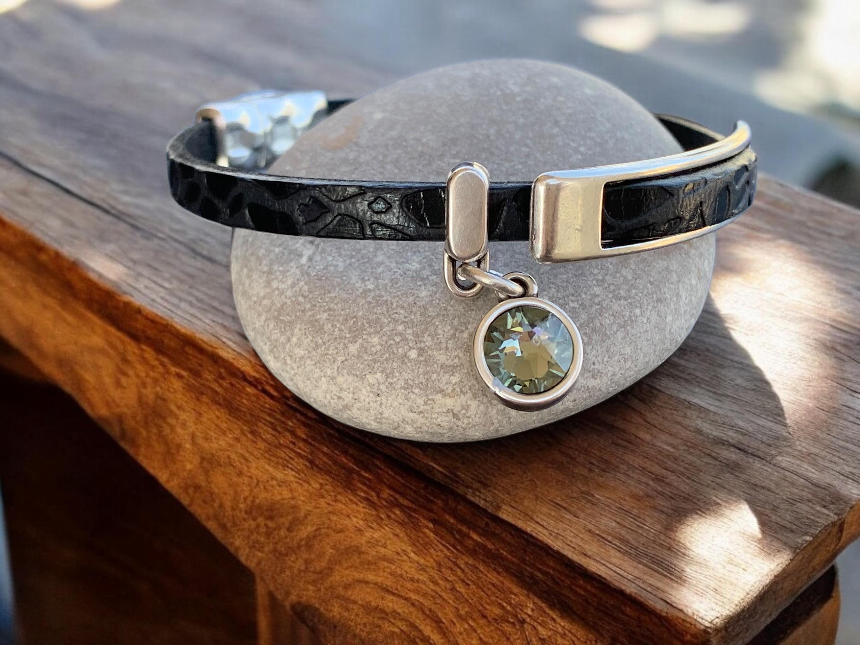 Boho Flat Leather Bracelet with Swarovski Crystal – Silver-Plated Charm, Uno de 50 Inspired