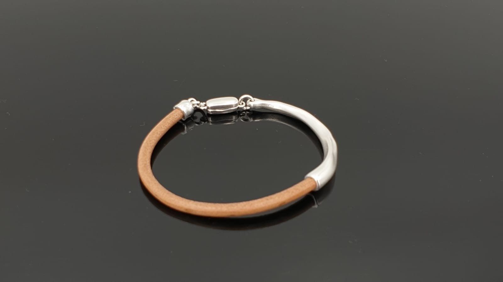 Boho Leather Bracelet for Couples – Unisex Custom Fit with Silver-Plated Half Cuff and Magnetic Clasp, ideal unisex gift, uno de 50 style