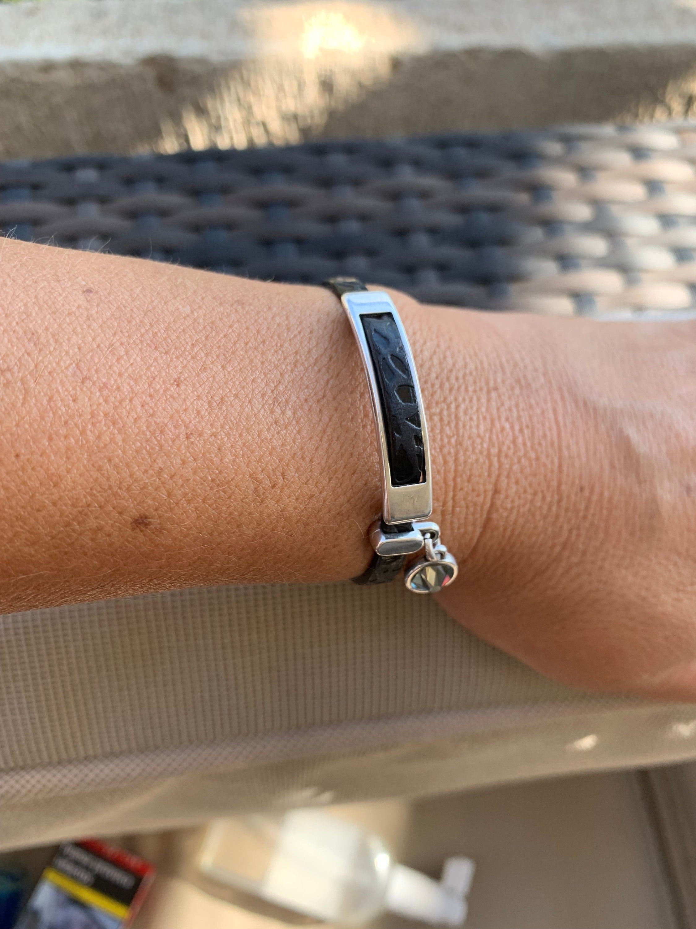 Boho Flat Leather Bracelet with Swarovski Crystal – Silver-Plated Charm, Uno de 50 Inspired