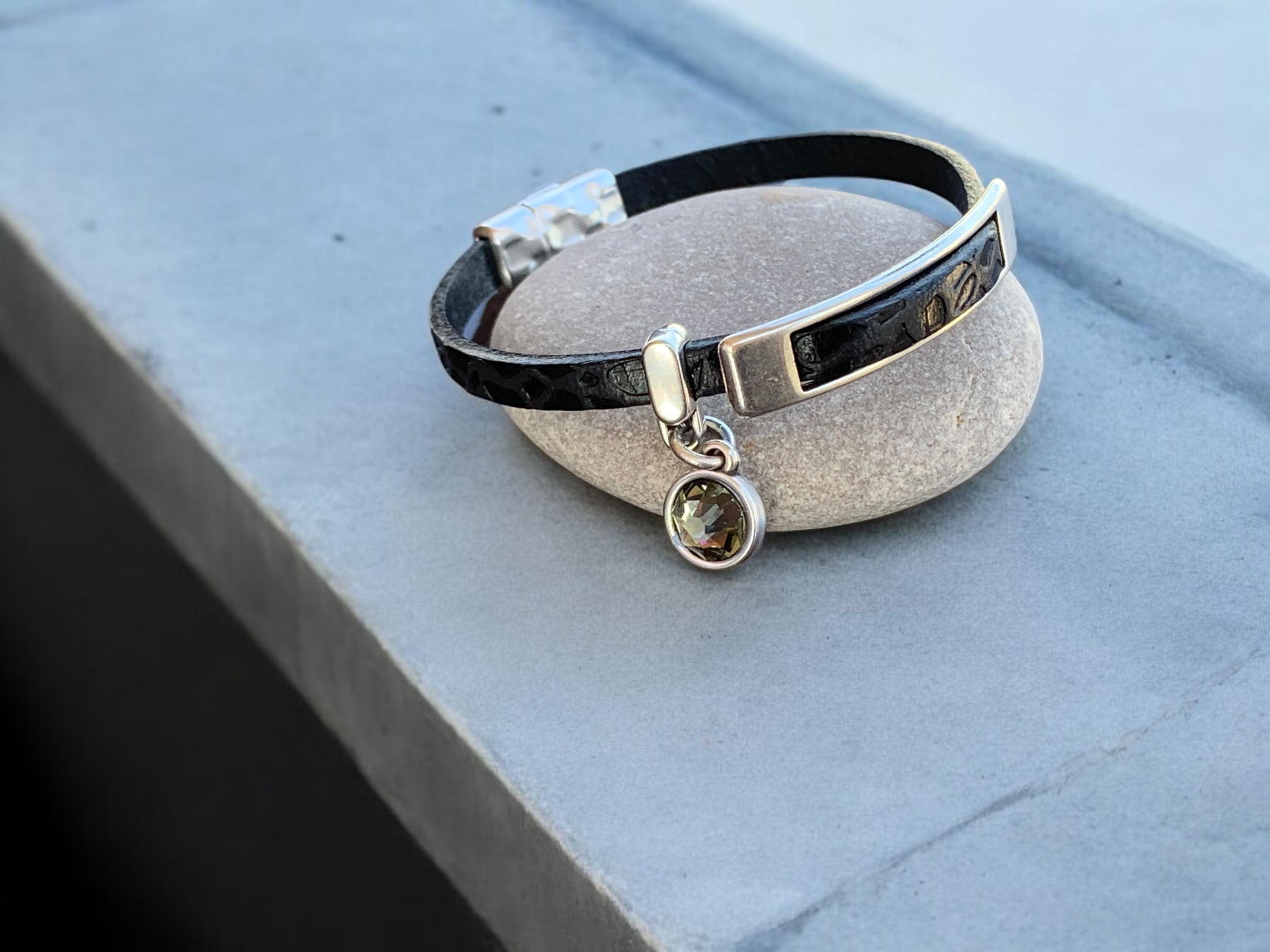 Boho Flat Leather Bracelet with Swarovski Crystal – Silver-Plated Charm, Uno de 50 Inspired