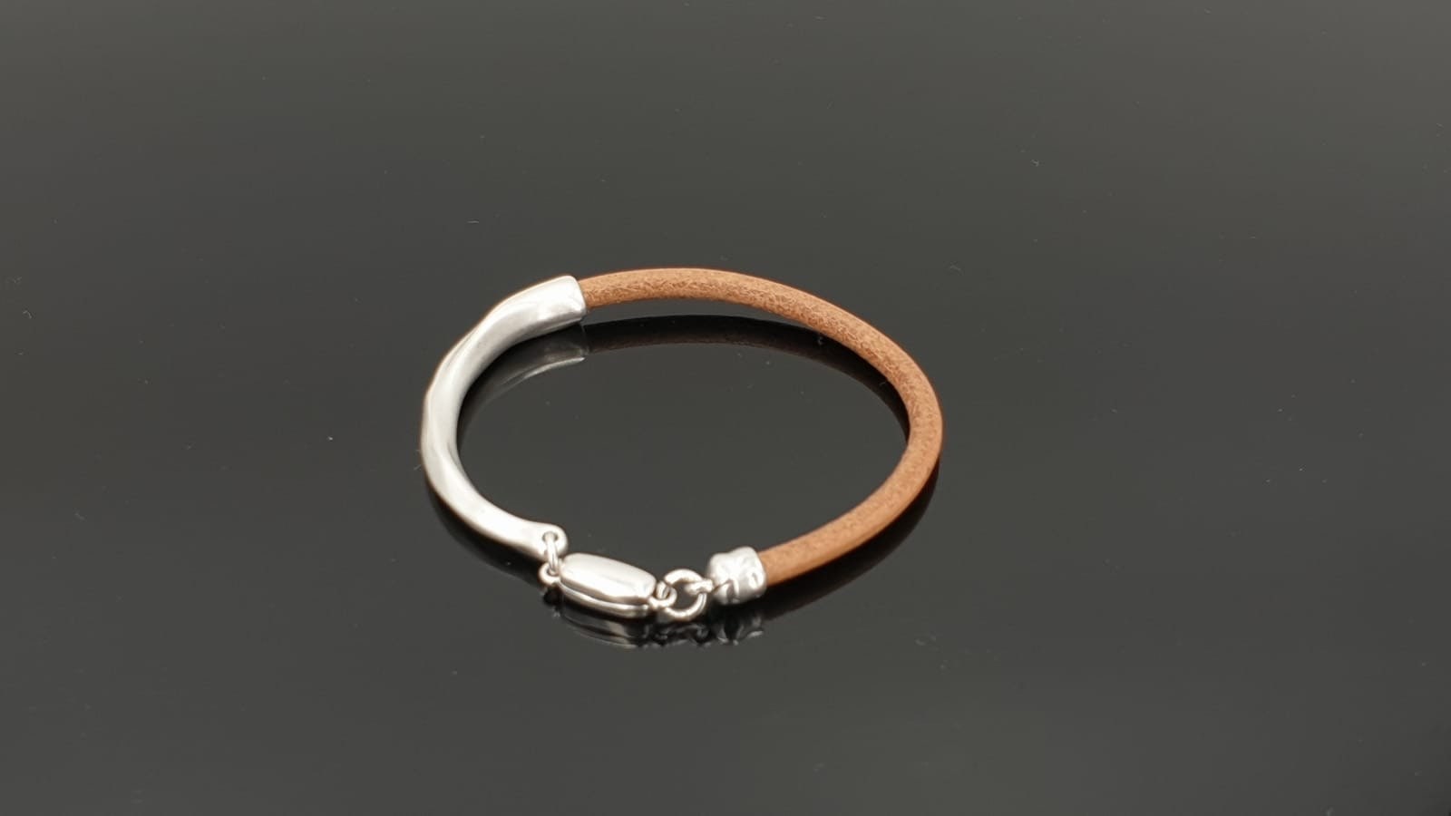 Boho Leather Bracelet for Couples – Unisex Custom Fit with Silver-Plated Half Cuff and Magnetic Clasp, ideal unisex gift, uno de 50 style