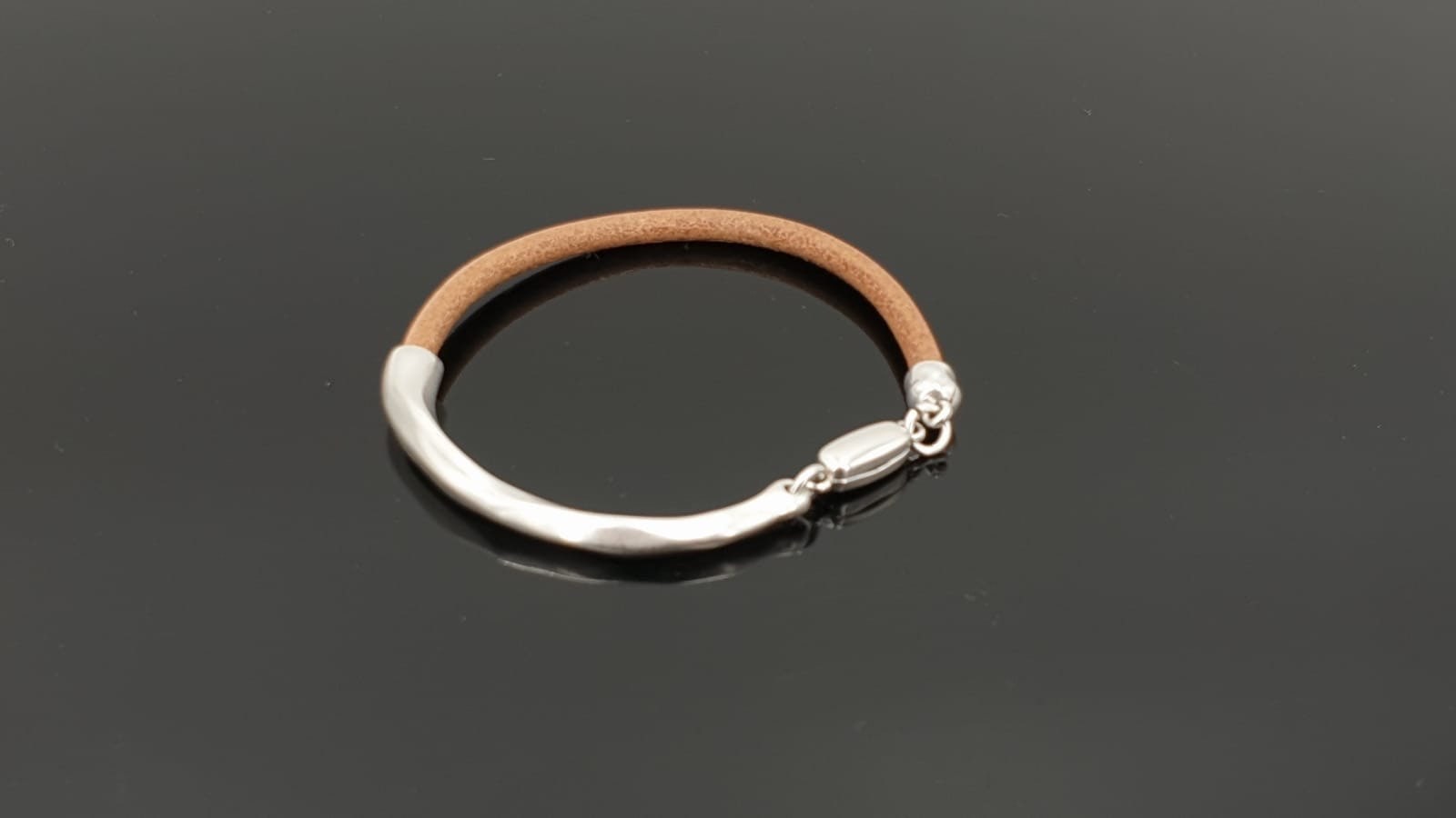 Boho Leather Bracelet for Couples – Unisex Custom Fit with Silver-Plated Half Cuff and Magnetic Clasp, ideal unisex gift, uno de 50 style
