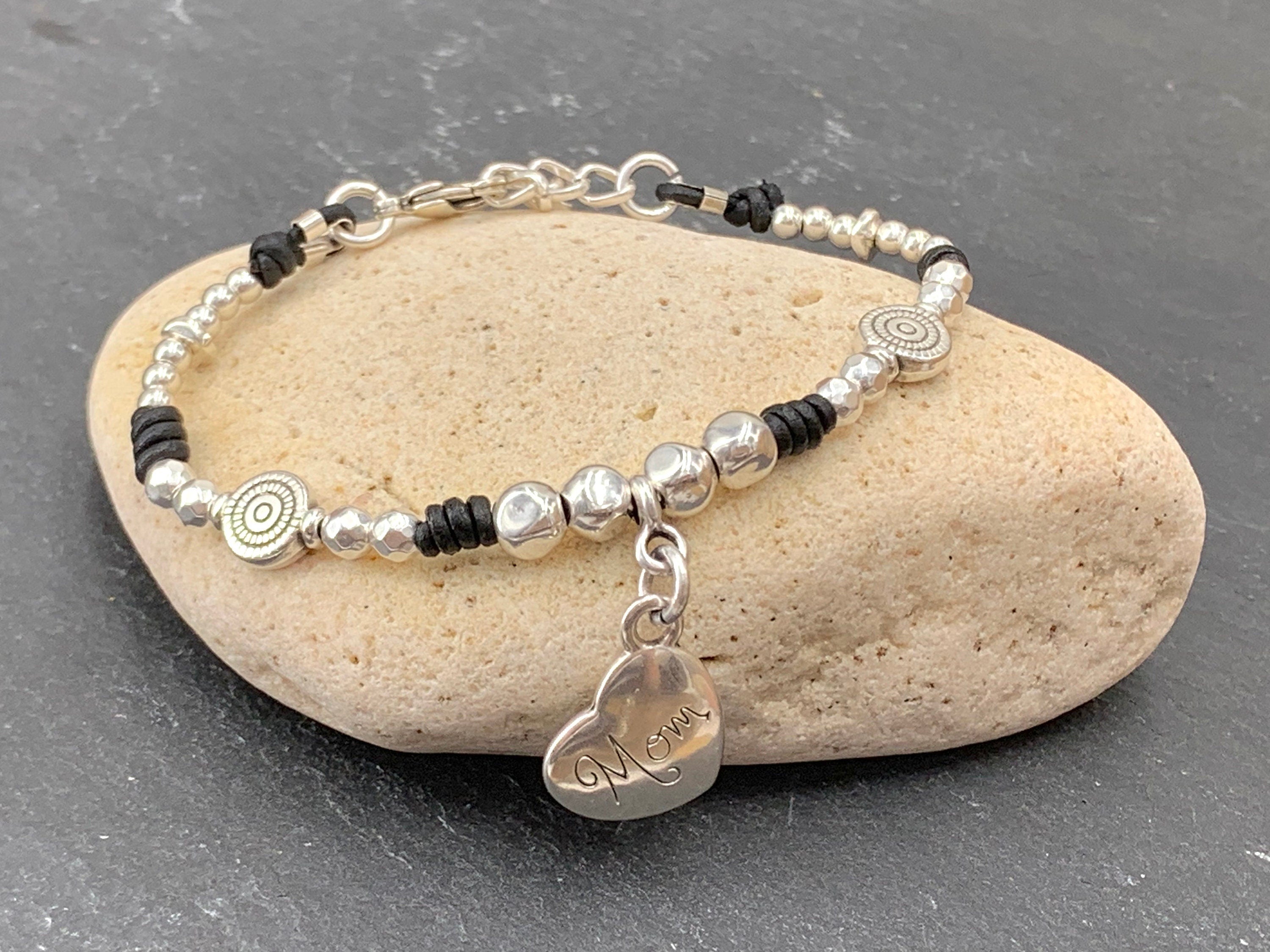 Leather Bracelet with Silver Heart Charm – Handmade Gift for Mom with Beads and Metal Accents, uno de 50 style,