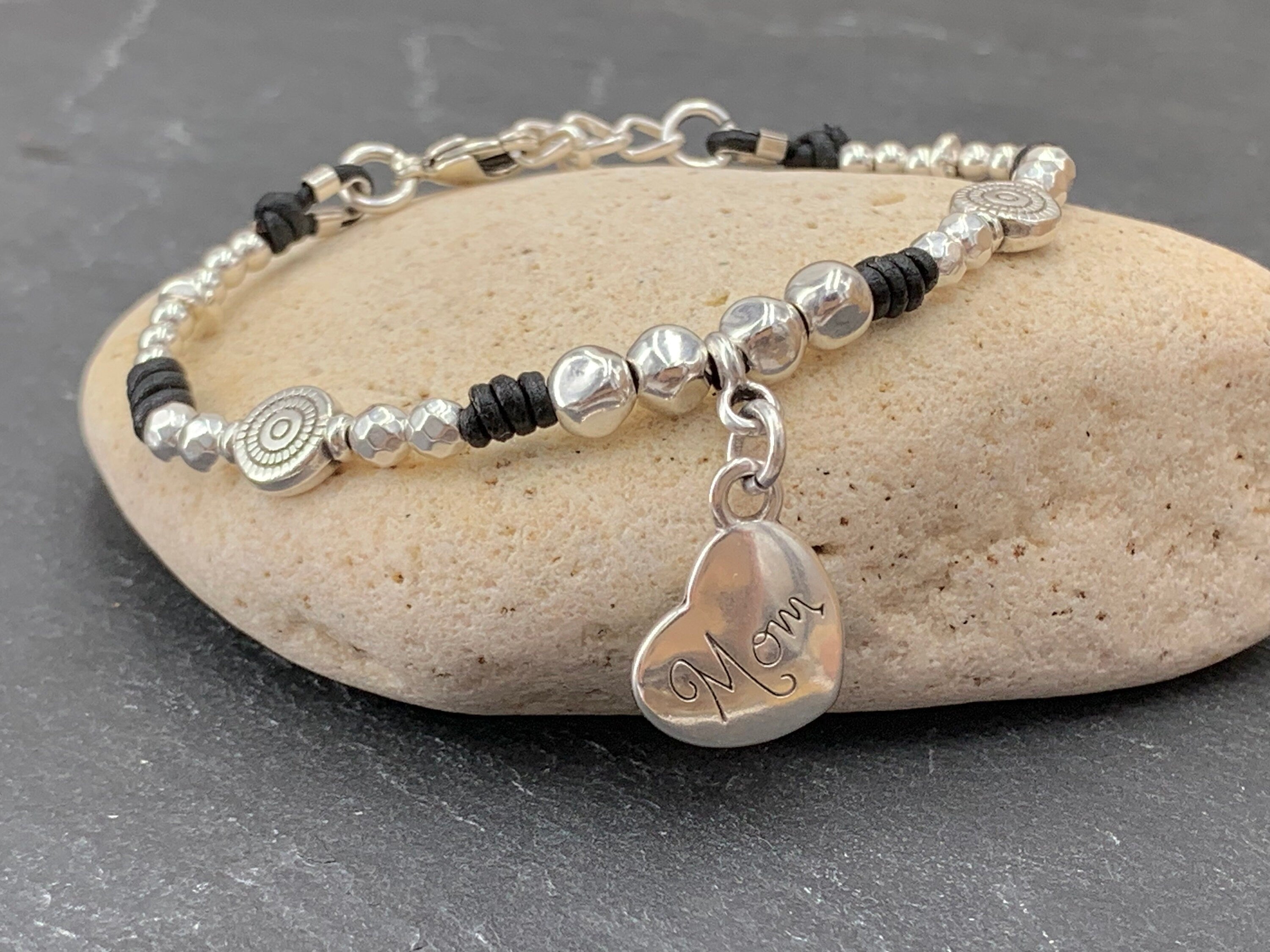 Leather Bracelet with Silver Heart Charm – Handmade Gift for Mom with Beads and Metal Accents, uno de 50 style,