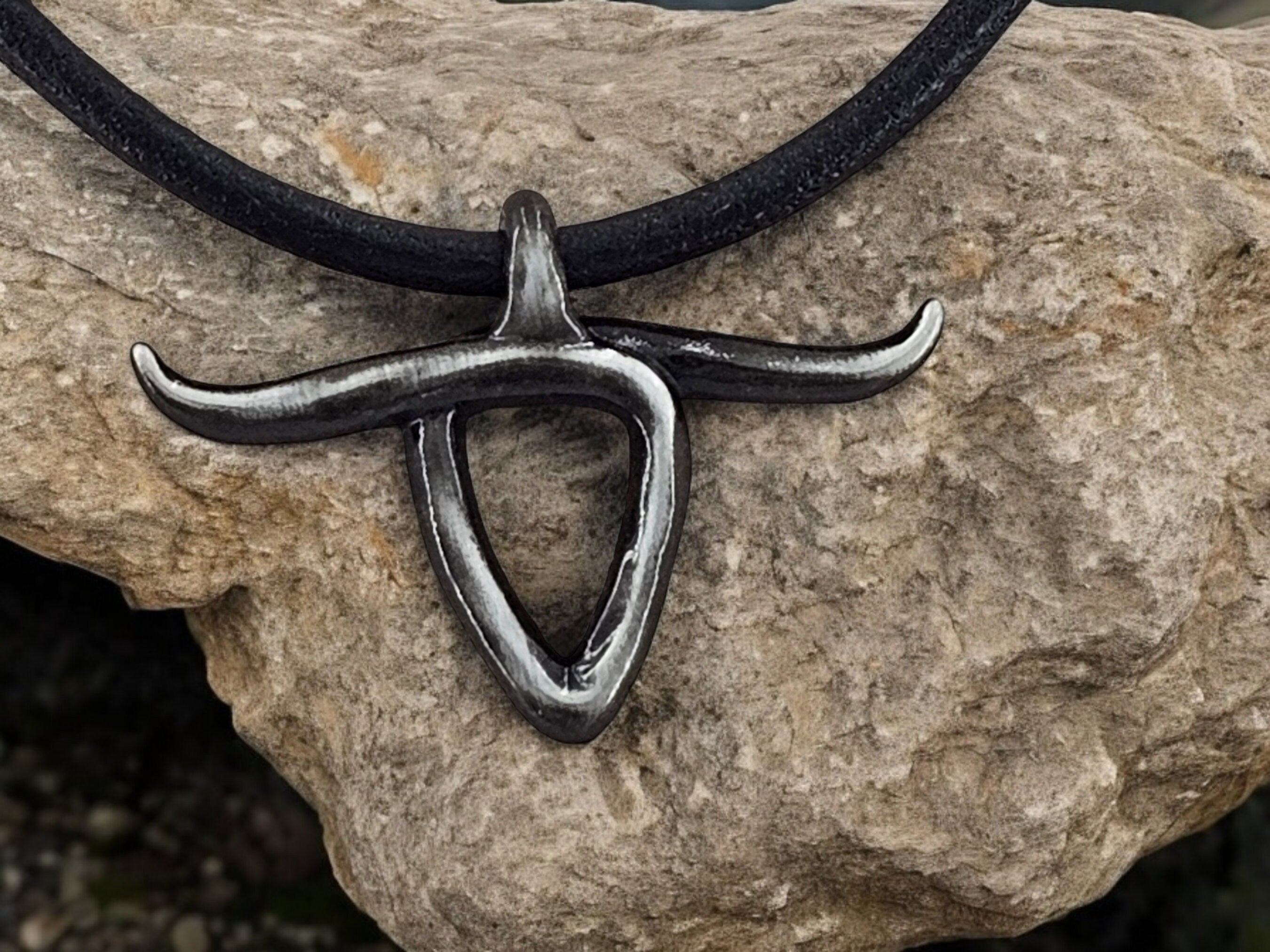 Men's leather necklace with a black-finished metal cattle head pendant, very masculine with a modern and rejuvenating style