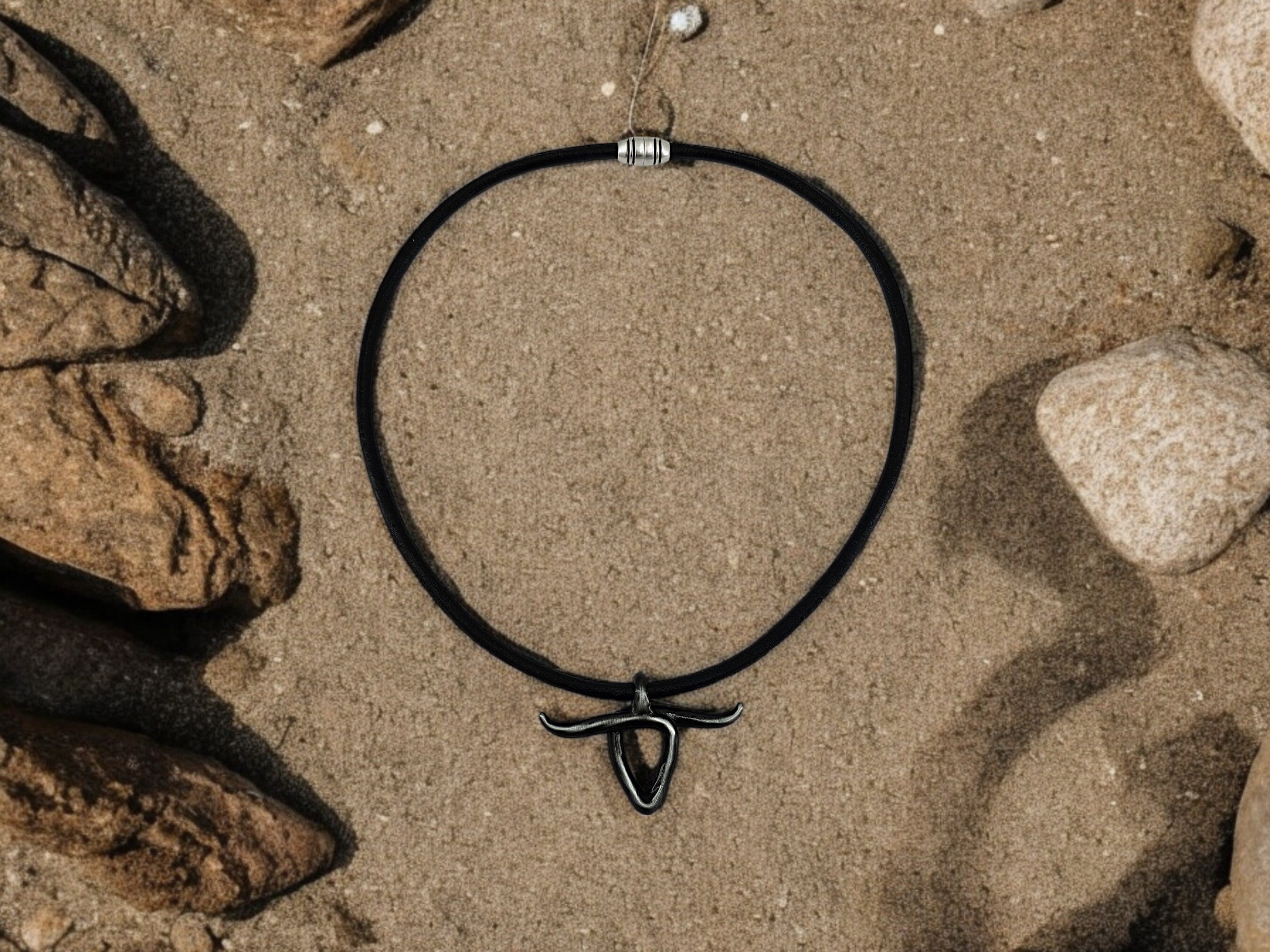 Men's leather necklace with a black-finished metal cattle head pendant, very masculine with a modern and rejuvenating style