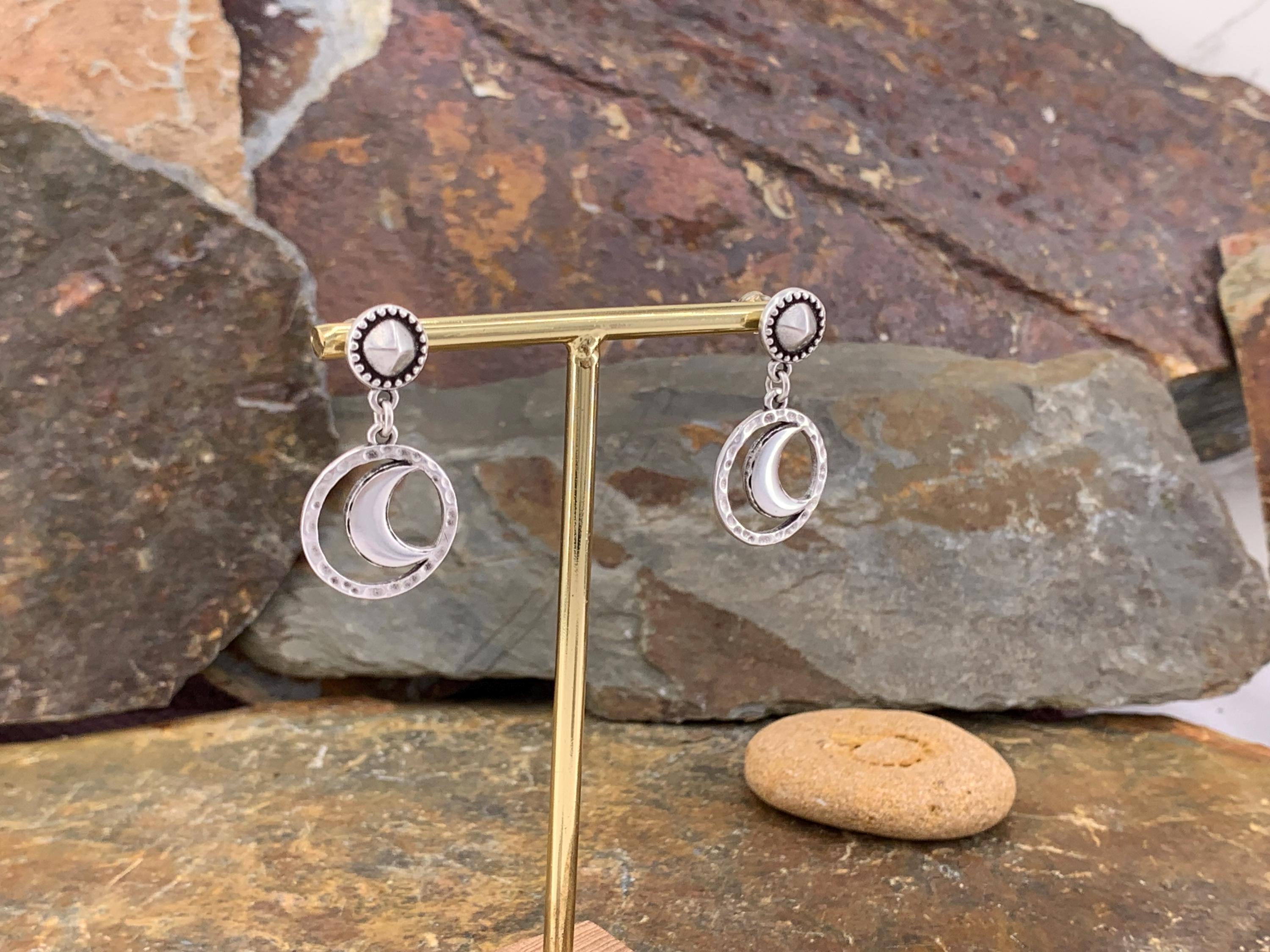 Moon silver dropped earring, carved moon earrings, silver tribal earrings, engraved drop earrings, bohemian earrings, uno de 50 style,